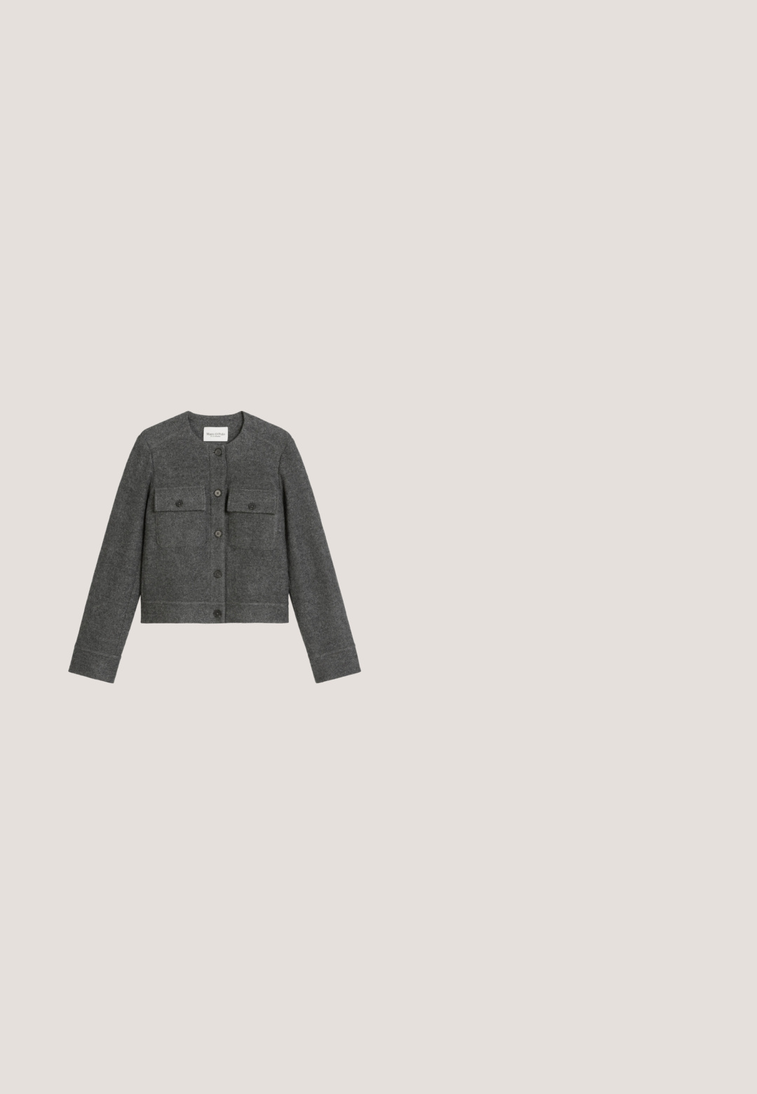 Veste grise cropped en mélange de laine, avec un col rond, un boutonnage à l'avant, deux poches poitrine et des manches longues avec une texture lisse.; Robe noire avec des manches plissées, un col orné de bijoux et une ceinture à la taille. Tissu lisse, longueur au genou, et fermeture éclair au dos.; Escarpins en suede noirs avec un bout pointu et un talon de 3 pouces, associés à une longue jupe en denim foncé présentant des détails d'ourlet effilochés.; Lunettes de soleil en forme de chat avec une monture en plastique noire, des coins rehaussés de doré et des verres dégradés du violet foncé au violet clair. Texture lisse, design léger.; Sac à main noir avec des poignées rondes ornées d’accent doré et une chaîne décorative dorée et noire sur le devant, sur un fond clair uni.; Paire de boucles d'oreilles en ton or avec des fleurs à cinq pétales en émail blanc et trois petits strass clairs au centre, accompagnées de clous d'oreilles en forme de fleurs ton or.