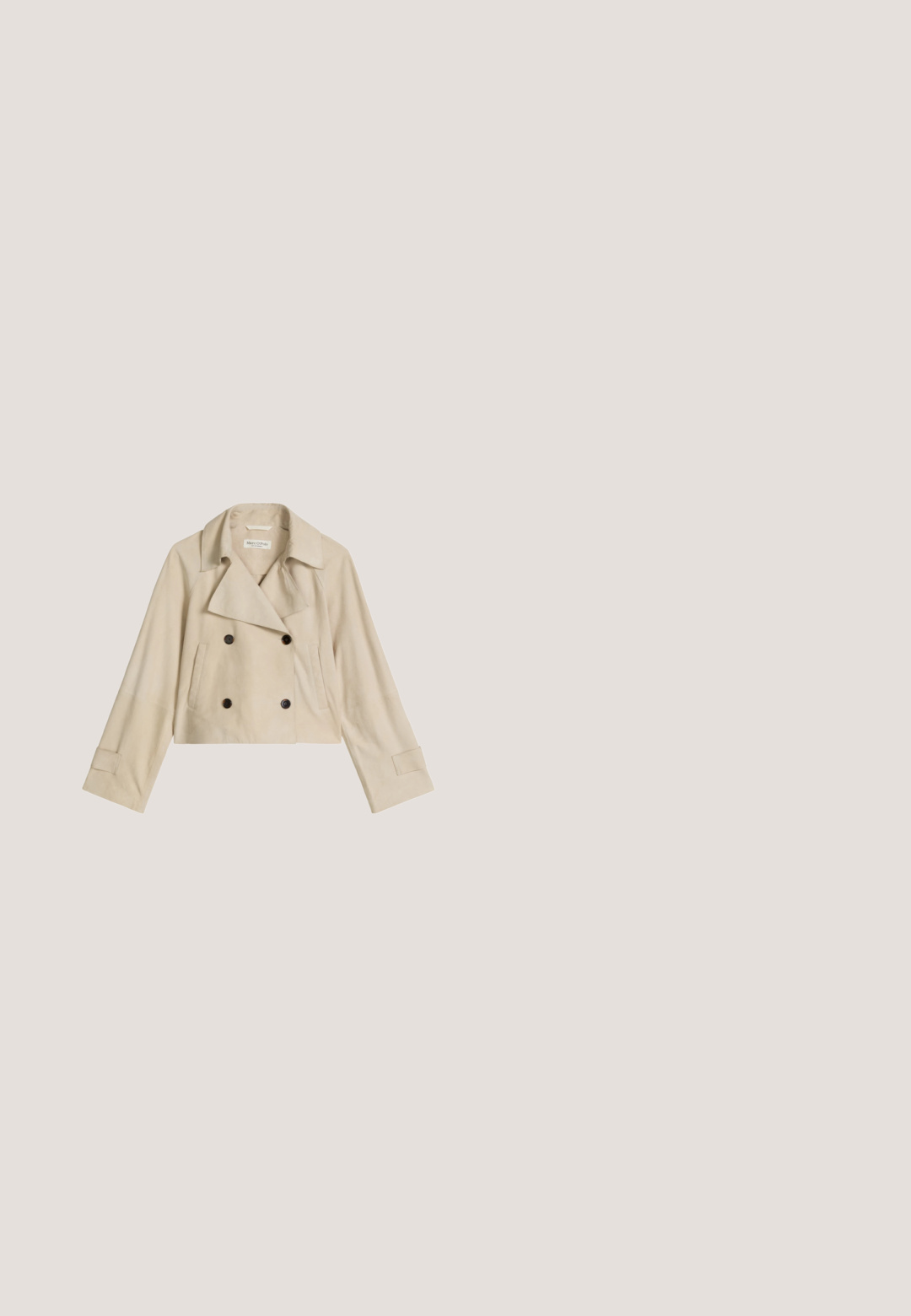 Veste beige courte à double boutonnage avec larges revers, quatre boutons foncés, manches longues et deux poches latérales verticales.; Robe à boutons avec une taille cintrée, jupe évasée, manches longues et étroites rayures marron sur un fond crème. Elle présente un col classique.; Chaussure Mary Jane en daim marron avec un bout noir, un petit talon carré et une sangle réglable avec une boucle.; Lunettes de soleil avec une forme ovale, monture en métal doré, verres teintés marron et branches texturées. Présente un logo sur le verre supérieur.; Sac seau en cuir marron avec design tourbillonnant découpé, pochette intérieure en tissu beige avec cordon de serrage, et bandoulière ajustable avec ferrures dorées.; Collier en cuir marron avec un cordon réglable et un pendentif en forme de goutte dorée. Le design présente des lignes simples et épurées ainsi qu'une texture lisse.