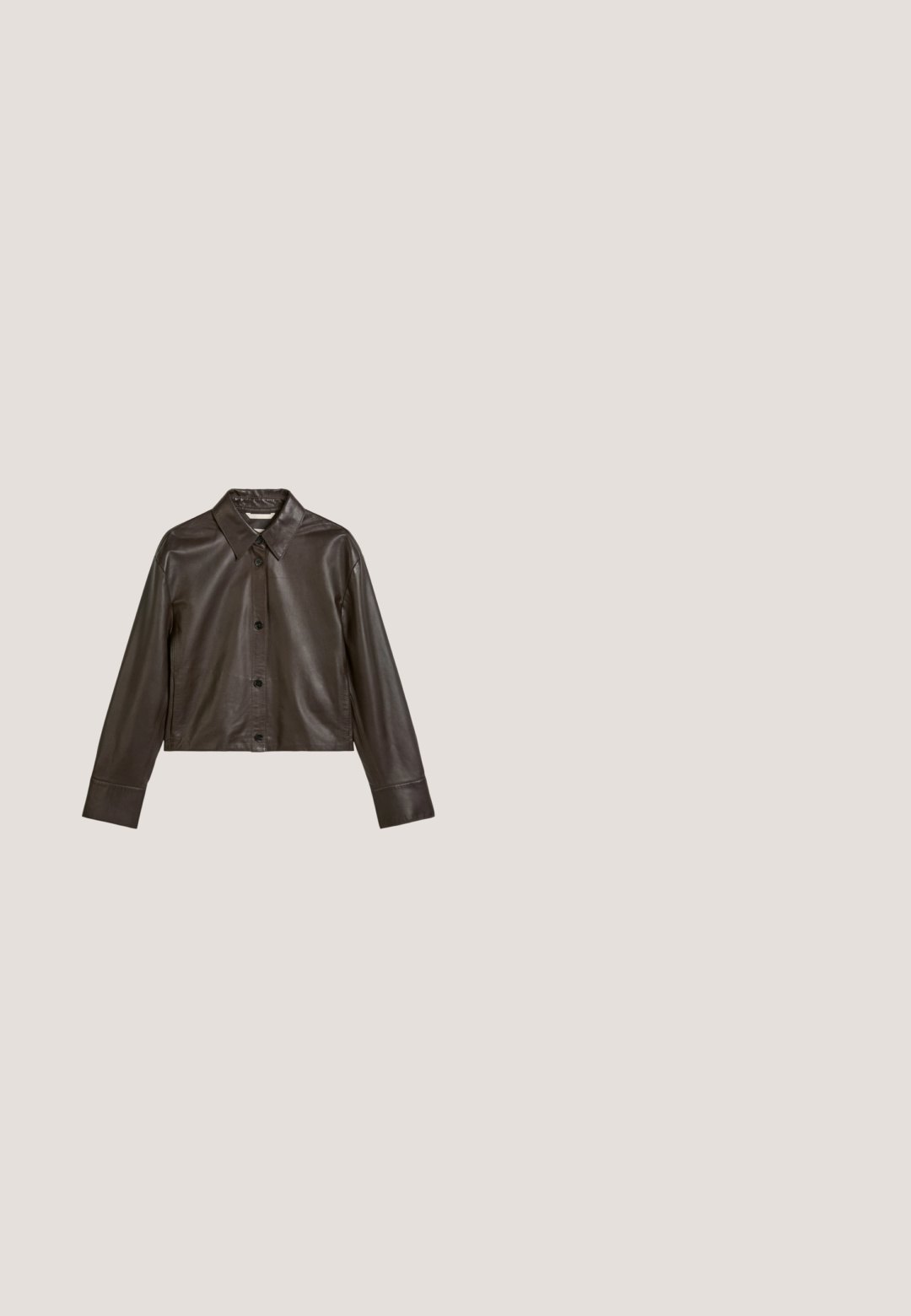 Bruine leren cropped jack met een puntige kraag, knoopsluiting en lange mouwen. Gladde textuur met een minimalistisch ontwerp.; Groene geruite midi-jurk met een kraaghalslijn, driekwartmouwen, een strikceintuur en knoopdetails langs de voorkant.; Bruine suède laarzen tot de knie met een vierkante neus, taps toelopende hak en een gladde textuur. Beschikt over een minimalistisch ontwerp met subtiele zijaccenten.;  Schildpadbril met ovale glazen, voorzien van een glanzende afwerking, slanke armen en subtiele patronen die lijken op de strepen van een tijger.; Schoudertas van zacht leer in olijfgroen met een brede, enkele band en een ontspannen, ongestructureerde vorm op een lichte achtergrond.; Gouden multi-strand ketting met elegante, flexibele metalen kettingen met een gladde textuur. Voorzien van een karabijnsluiting en verstelbare kettingdetails.