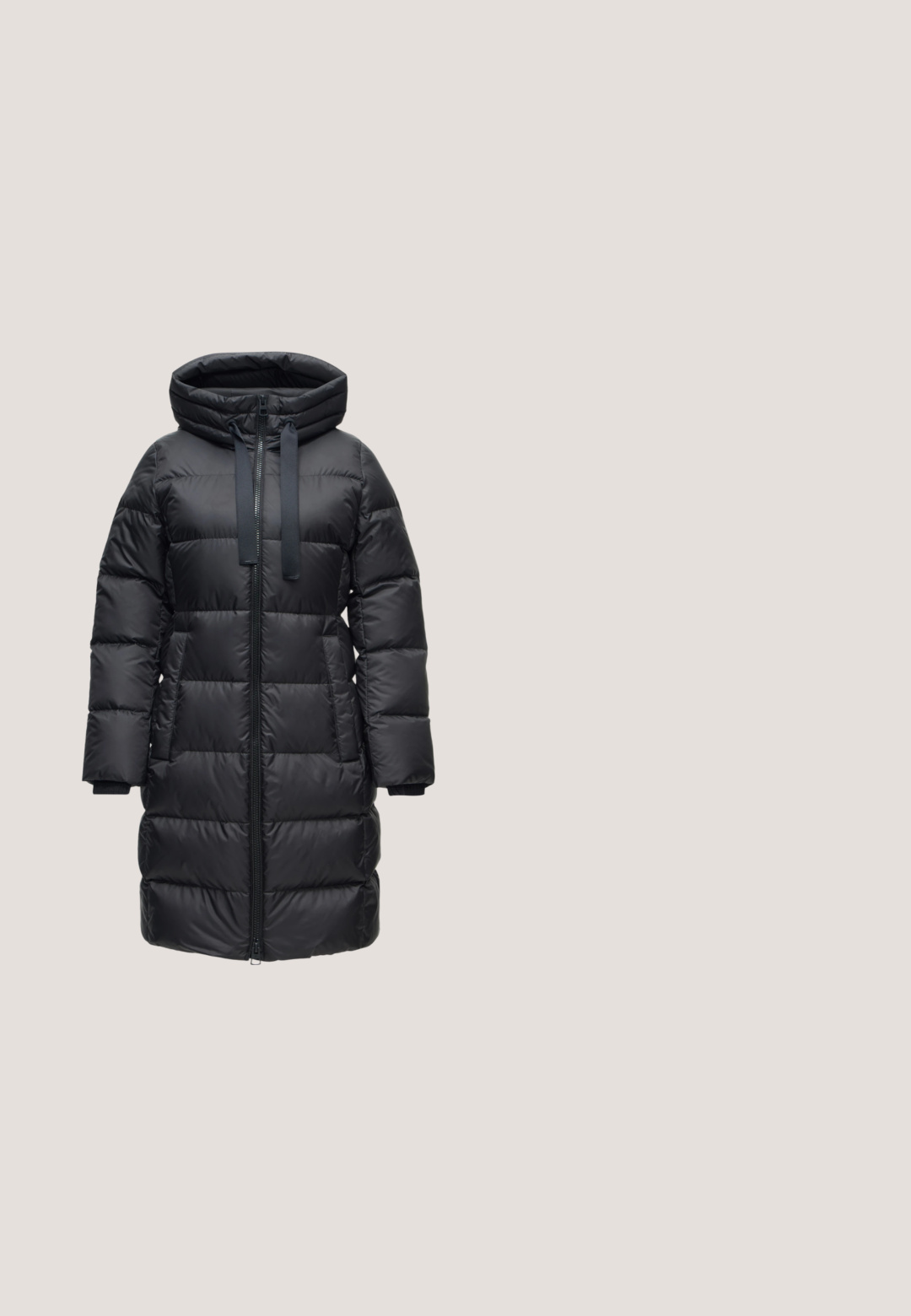 Long manteau d'hiver noir matelassé avec capuche, fermeture éclair frontale, poches latérales et détails à cordon sur la capuche.; Top noir à manches longues enroulé avec décolleté en V et dentelle sous la poitrine, silhouette ajustée.; Jean noir taille haute, coupe droite, avec détail de couture devant, passants pour ceinture et fermeture par bouton, sur un fond gris clair uni.; Botte cheville en cuir noir avec des panneaux latéraux élastiques, bout arrondi et talon carré. Texture lisse et détails en couture.; Sac à main rectangulaire noir avec deux poignées, petit détail anneau doré et logo "ANNA FIELD" au centre avant sur fond blanc.; Paire d'objets ovales en argent luisant et lisse disposés côte à côte sur un fond blanc uni.