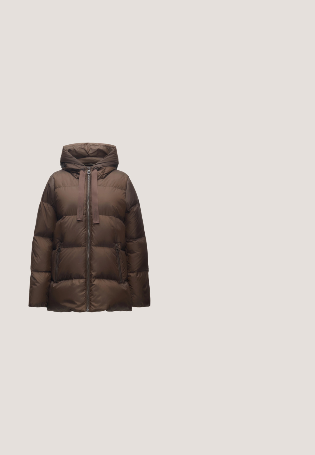 Veste d'hiver matelassée marron avec capuche, fermeture éclair devant, cordon de serrage et deux poches latérales zippées sur un fond uni.; Pull beige à manches longues avec col rond, à la texture douce et duveteuse, présenté sur un fond clair uni.; Jean à jambes larges en denim foncé, présentant une taille haute, cinq poches, des coutures blanches contrastantes et une texture lisse.; Bottine en cuir marron avec un design épuré, bout pointu et talon carré. Texture lisse et silhouette minimaliste.; Sac en cuir marron avec deux longues poignées, forme structurée, texture lisse et design minimaliste. Aucun matériel ni accent visible.; Boucles d'oreilles créoles ton or avec un design ondulé irrégulier et des accents de cristaux clairs incrustés, fixées par des clous à dos en plastique.