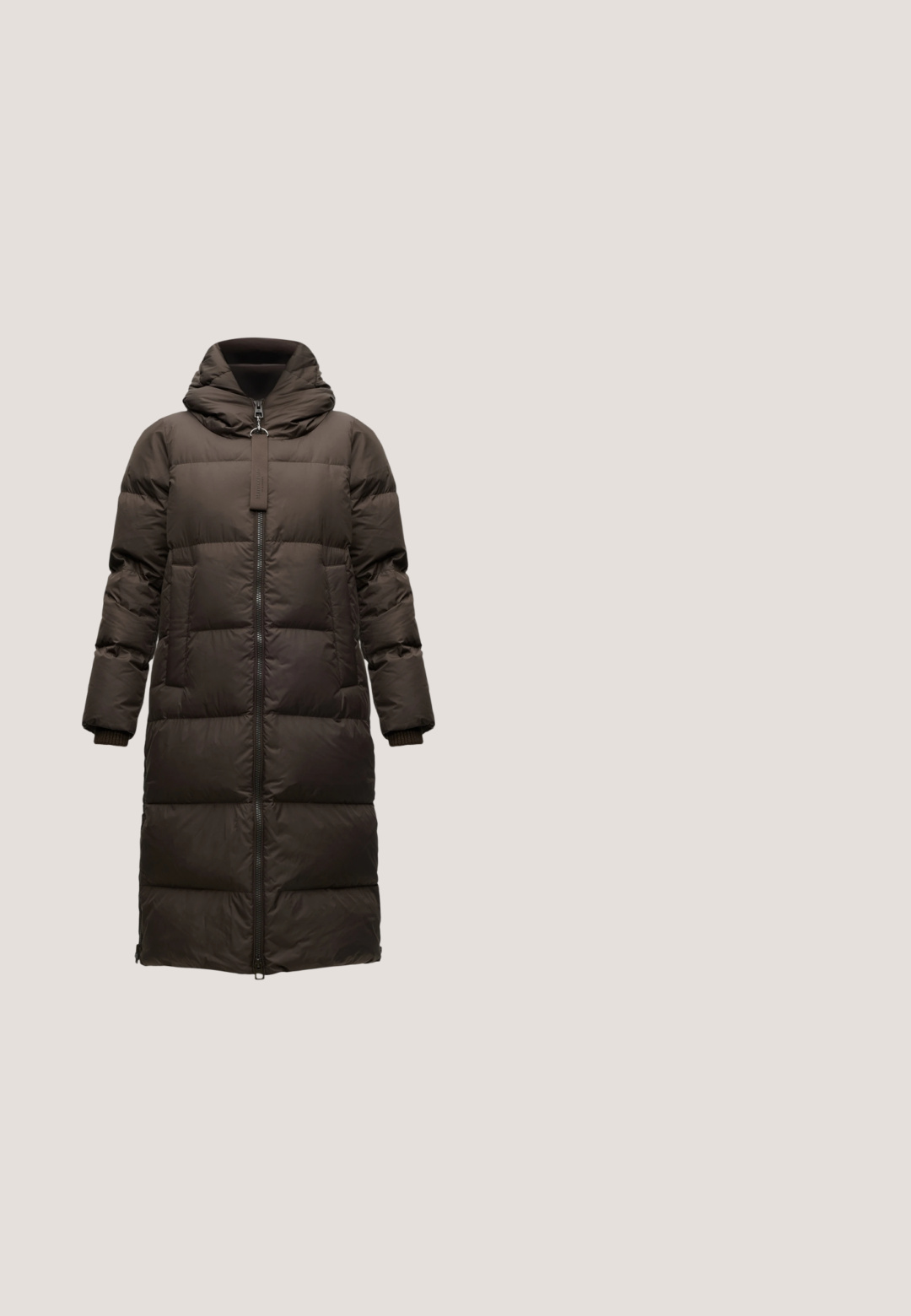 Long manteau d'hiver matelassé marron foncé avec capuche et fermeture éclair sur le devant, conçu pour la chaleur et une couverture complète.; Pull beige à manches longues avec col, patte de boutonnage à l'avant, poignets côtelés et ceinture élastique sur un fond uni.; Débardeur beige sans manches avec encolure ronde, design simple et petite étiquette de marque sur la couture latérale.; Anna Field by Zalando Pantalon de survêtement - dark blue; Baskets montantes beiges en cuir lisse et en daim. Panneaux perforés, coutures tonales et semelle en caoutchouc.; Sac en cuir marron avec deux pochettes assorties ; le sac a de longues poignées, tandis que les pochettes ont des fermetures éclair et des tailles variées. Accents dorés inclus.