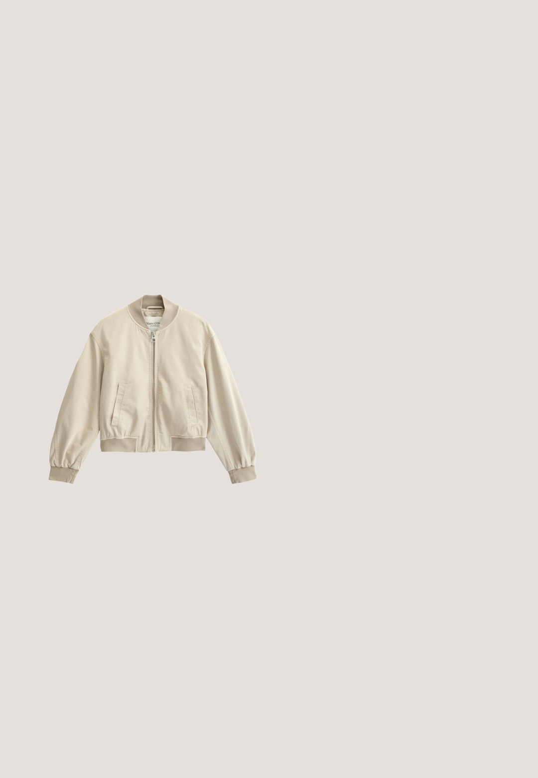 Beige bomberjack met ritssluiting aan de voorkant, geribde kraag en manchetten, twee zijzakken en een gladde, matte textuur. Lichtgewicht stof.; Gestreept T-shirt in lichtgroen en wit. Korte mouwen en een ronde halslijn, gemaakt van zachte katoenstof. Horizontaal streeppatroon.; Crème-kleurige denim broek met rechte pijpen, twee voorzakken en gouden hardware-accenten. Soepele textuur met een klassiek ontwerp.; Beige suède loafer met een gestikte mocassin neus en rubberen zool, zwevend boven een gestructureerd tapijt in een kamer met neutrale tinten.; Beige draagtas gemaakt van textuur kunstleer, met dubbele handgrepen en gouden hardware accenten. Het ontwerp heeft een gesplitst voorkantdetail.; Drie zilveren open ringoorbellen met een glad, rond ontwerp op een effen lichte achtergrond, gerangschikt in een driehoekpatroon.