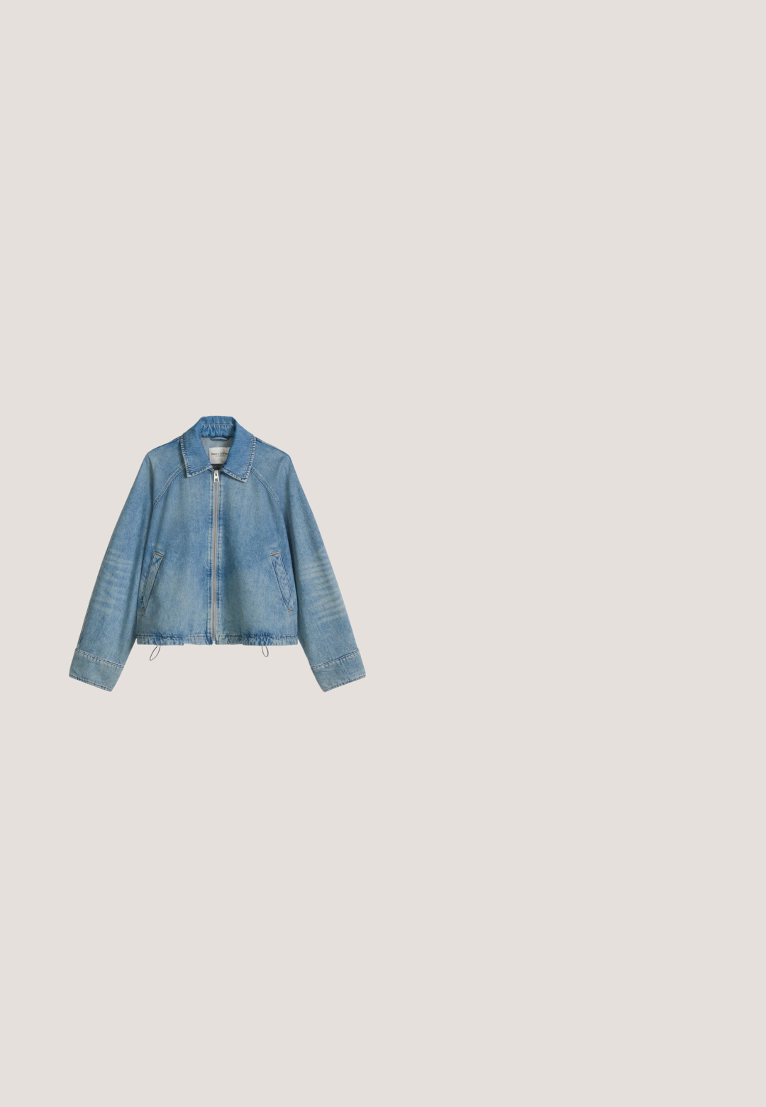 Lichtblauwe spijkerjas met een ritssluiting aan de voorkant, een puntige kraag, twee zijzakken en lange mouwen.; Zwart-wit horizontaal gestreept geribd shirt met lange mouwen, ronde halslijn en gegolfde randen aan mouwen en zoom.; Donkerblauwe denim wijdvallende jeans met een hoge taille, voorzien van opgerolde zoommanchetten in een lichter blauwe stof en een standaard vierzakkenontwerp.; Witte leren sneaker met ronde neus, gladde textuur en contrasterende veters. Heeft ventilatiegaten en een dikke rubberen zool voor comfort.; Beige draagtas en tasje met een hond die een groene gestreepte trui en rok draagt, gelabeld "East Coast Academy."; Een paar glanzende oorstekers in goudkleur, gevormd als knopen, tegen een effen witte achtergrond.