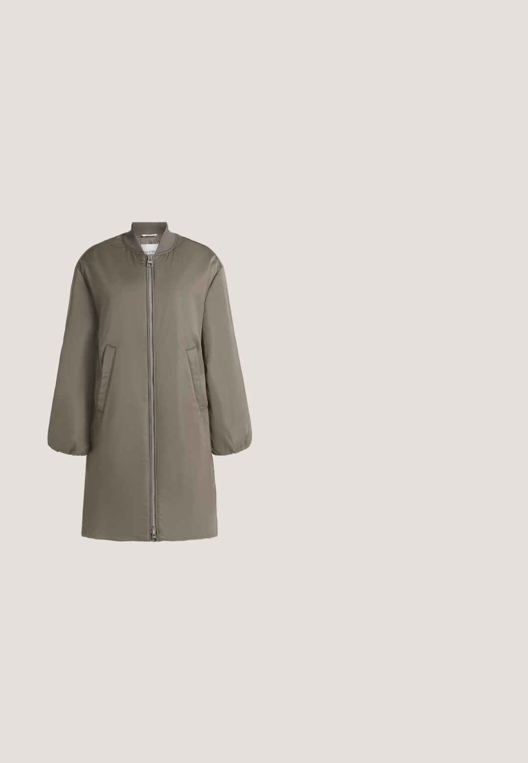 Lange khaki bomberjack met geribbelde kraag, ritssluiting aan de voorkant, twee schuine heupzakken en elastische manchetten, getoond op een effen achtergrond.; Gestreept lange mouwen shirt in crème en beige katoenmix, met een ronde halslijn en aangesloten silhouet. Zachte textuur met subtiele patronen.; Blauwe wijde denim jeans met voorzakken, riemlussen en een voorste knoop- en ritssluiting van Marc O’Polo.; Bruine suède schoenen met een ronde neus en een tan rubberen zool, voorzien van een simpel vetersysteem, gecombineerd met lichtblauwe denim broek.; Bruine corduroy strandtas met twee handvatten, een voorvak en gouden hardwareaccenten. Een simpele rechthoekige vorm met textuurstof.; Gouden oorringen met ovale rookkwarts edelstenen, gezet in gladde gouden zettingen, met subtiele gegraveerde merktekst aan de binnenkant van de ringen.