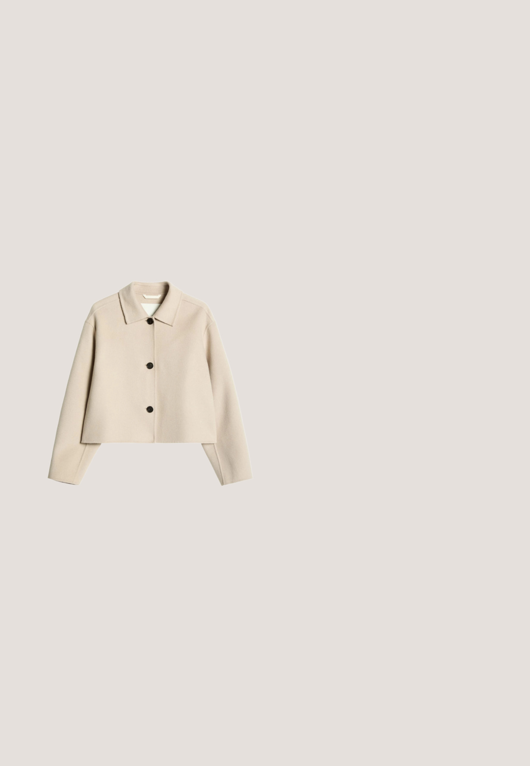 Beige korte wollen jas met kraag, lange mouwen en drie zwarte knopen aan de voorkant, weergegeven op een witte achtergrond.; Beige gebreide korte cardigan met lange mouwen, diepe V-hals en vier donkere knopen aan de voorkant.; Langsleeve top in lichtbeige, met een ronde halslijn en zachte stof met een gladde textuur, ontworpen voor een aansluitende pasvorm.; Beige wijde corduroy broek met riemlussen en een verborgen voorritssluiting.; Beige suède loafer met kwastjes en strik bovenop, platte zwarte zool en lage hak, zijaanzicht op witte achtergrond.; LANCASTER PARIS ILY - Handtas - galet fonce
