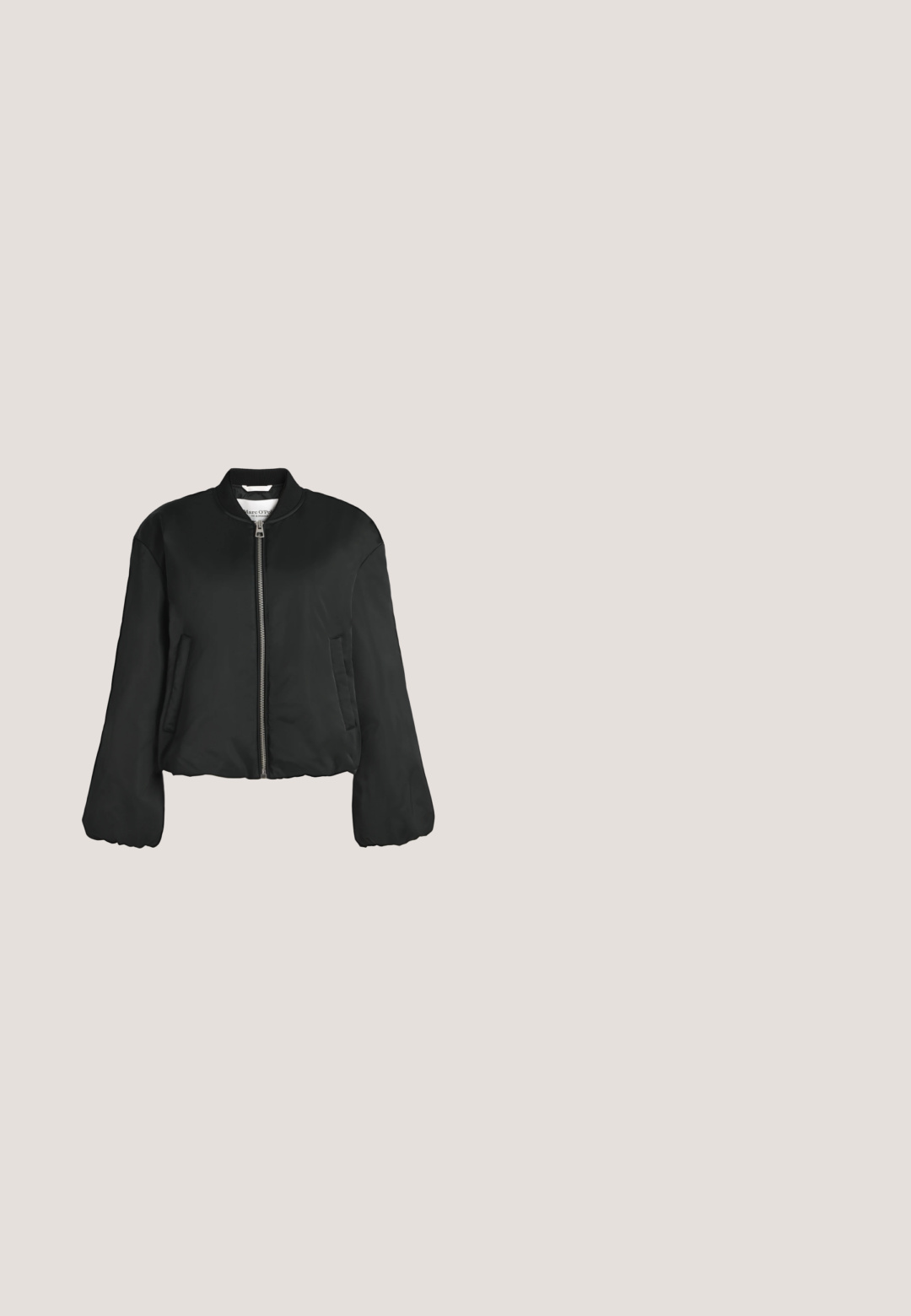 Blouson bomber noir avec fermeture éclair devant, col côtelé, manches longues, poches latérales et longueur légèrement raccourcie, photographié sur fond blanc.; T-shirt en coton noir avec un col rond, des manches courtes et une coupe décontractée. Texture lisse sans motifs ni embellissements visibles.; Jean en denim bleu foncé, taille haute et jambes larges, avec poches avant et passants de ceinture sur fond blanc.; Bottine en cuir noir à bout pointu, texture lisse et talon bloc structuré. Elle se distingue par un design de revers haut et plié.; Sac cabas en cuir noir avec deux poignées, une bandoulière amovible, une fermeture à rabat magnétique et une texture lisse. Fermeture supérieure zippée et surpiqûres décoratives.; Boucles d’oreilles créoles en métal argenté avec une surface lisse légèrement incurvée et des fermoirs à clapet sur un fond blanc uni.