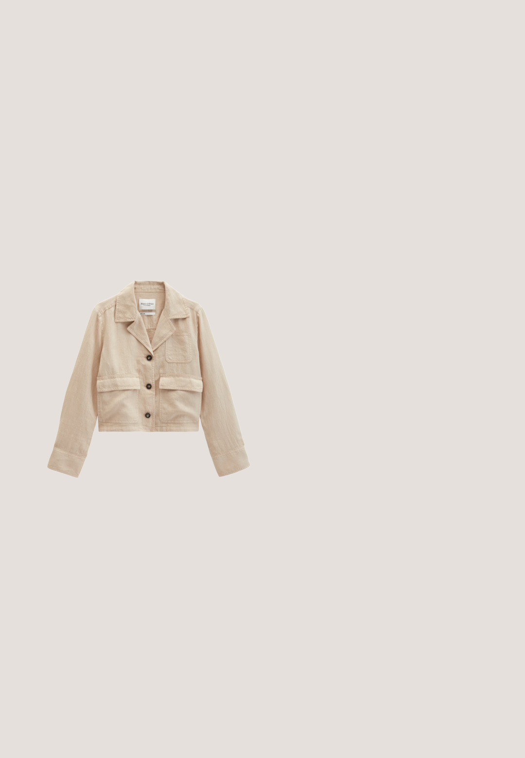 Beige, kurz geschnittene Jacke mit drei dunklen Knöpfen, drei Fronttaschen, einem Kragen und langen Ärmeln.; Schwarzer ärmelloser Wickel-Jumpsuit mit V-Ausschnitt, Stoffgürtel, der in der Taille gebunden wird, weite Hosenbeine und dekorative Borte entlang des Ausschnitts.; Roségoldene Rutsch-Sandalen mit zwei verstellbaren Metall-Schnallen, Kork-Fußbett und weißer Gummisohle. Glatte metallische Oberfläche, offene Zehenspitze.; Schwarze und schildpattfarbene Sonnenbrillen verfügen über übergroße quadratische Rahmen, gradient graue Gläser und elegante schwarze Bügel mit goldenen Akzenten.; Schwarze gewebte Tragetasche mit beiger Einfassung und einem einzelnen Griff, trapezförmig und nach oben hin verbreiternd, einfarbiger Hintergrund.; Schwarzes verstellbares Seilarmband mit einem Verschluss aus goldfarbenem Metall und einem runden Anhänger mit der Gravur "CPH STUDIOS".
