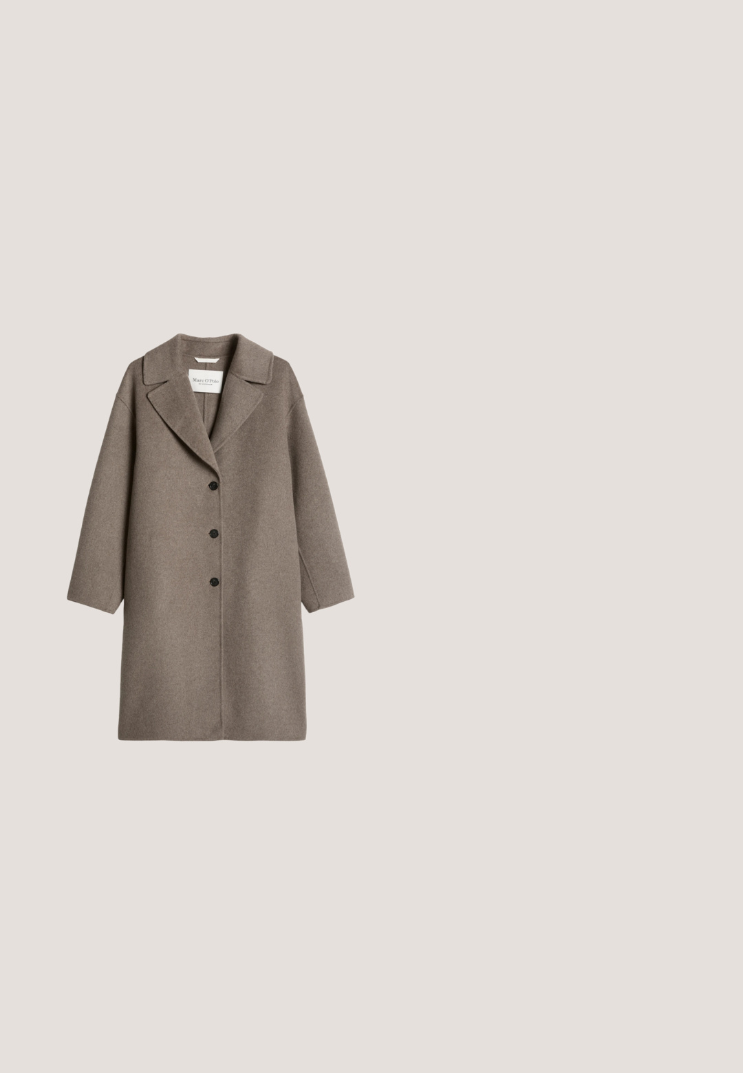 Long manteau en laine taupe avec un large col et trois boutons noirs sur le devant, présenté sur fond blanc.; Pull en tricot beige à col rond, à manches longues et avec un ourlet côtelé. Tissu texturé au toucher doux. Design simple et polyvalent.; Pantalons amples blancs avec une taille haute, un pli central et une fermeture à bouton classique. Fabriqués dans un tissu lisse avec un design ajusté.; Botte cheville en cuir noir avec un bout pointu, texture lisse, design minimaliste et un petit talon carré. La fermeture éclair sur le côté monte jusqu'à la cheville.; Écharpe en laine beige avec des franges aux extrémités et une petite étiquette blanche près d’un bord, présentée à plat sur un fond blanc.; Sac cabas en cuir noisette avec deux longues anses. Texture lisse, forme structurée, design minimaliste, avec des accents discrets en métal.