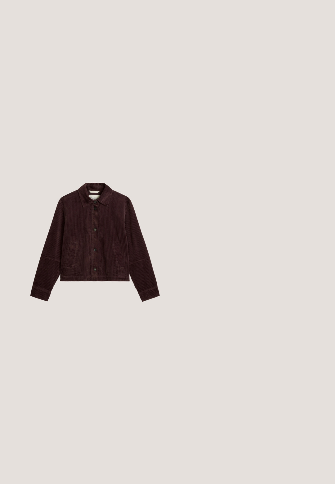 Donkerbruine corduroy jas met lange mouwen, knoopsluiting aan de voorkant, twee zijzakken en een puntige kraag.; Korte mouwen polo shirt in kastanjebruin en crèmekleurige strepen met lichtblauwe accenten, met een kraag en knoopsluiting. Zacht gebreide stof.; Donkerblauwe jeans met hoge taille en rechte pijpen, voorzien van een knoopsluiting aan de voorkant, rits en een ontwerp met vijf zakken.; Gouden en zwarte suède lage sneakers met bruine veters, textuur rubberen zool en logo detail aan de buitenzijde.; Donkerbruine suède handtas met twee lange hengsels en een klein bevestigd label, tegen een effen lichte achtergrond.; Twee gladde, gedraaide metalen ringen, één goudkleurig en één zilverkleurig, naast elkaar op een effen witte achtergrond.