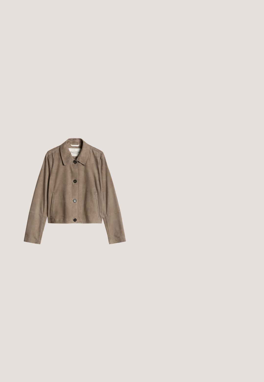 Veste en daim couleur taupe avec col pointu, quatre boutons noirs sur le devant et deux poches latérales, posée à plat sur fond blanc.; Haut à manches longues en vert olive foncé, en tissu texturé. Il présente un col large et une coupe décontractée, sans aucune pièce métallique visible.; Pantalon en velours côtelé marron avec boutons sur le devant, passants de ceinture et cinq poches, posé à plat sur un fond blanc.; Bottines en daim marron avec un bout pointu, un petit talon carré et une languette à l'arrière. Texture lisse avec des détails de couture minimaux.; Lunettes rectangulaires en écaille de tortue avec des montures fines et des verres transparents posées sur une surface claire.; Sac à main rectangulaire marron effet daim avec deux poignées, une bandoulière réglable et une petite étiquette décorative suspendue à une poignée.