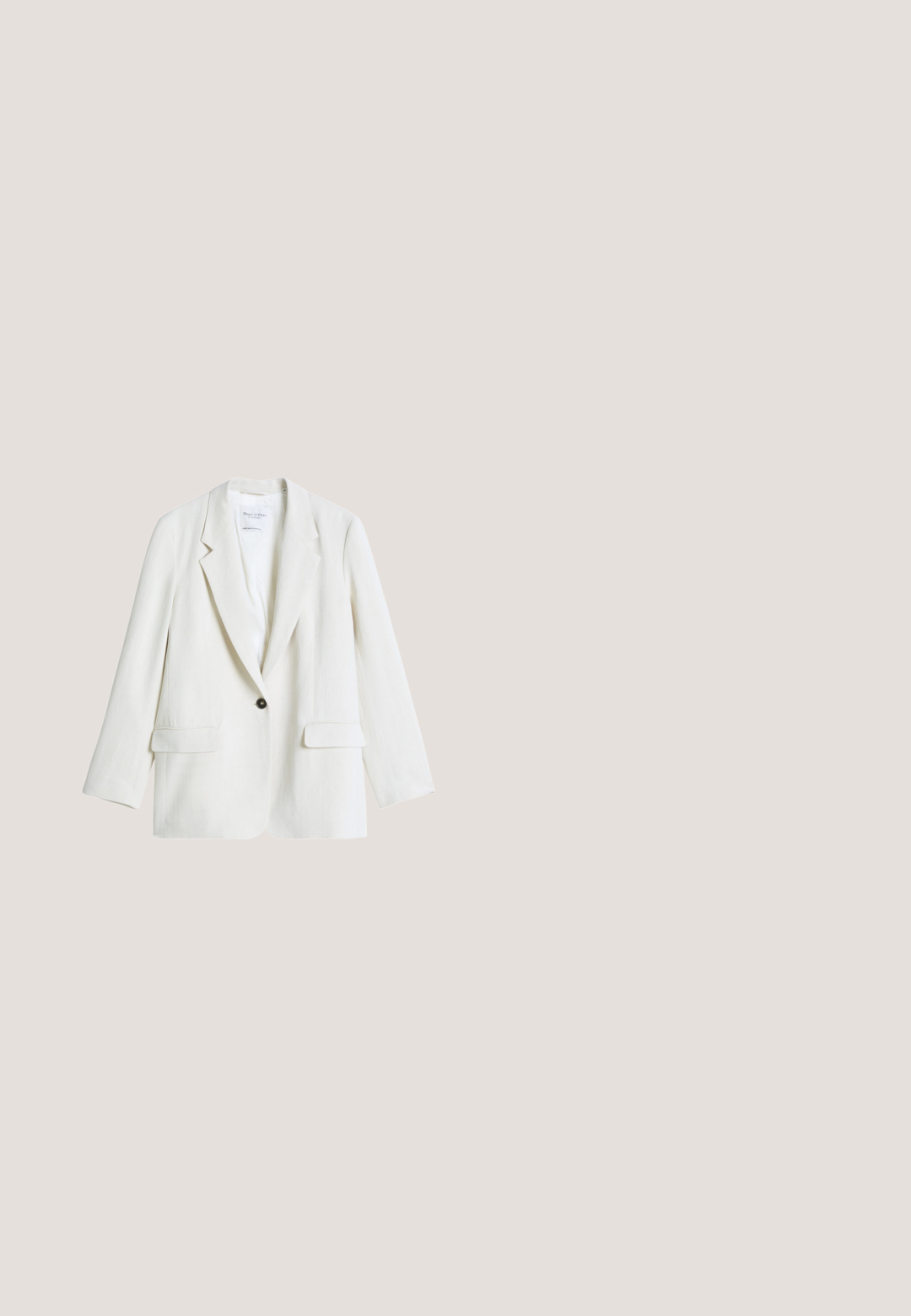 Witte blazer met één knoop, notch-revers en klepzakken, plat uitgestald op een witte achtergrond.; Maxi-jurk in oranje met een wit abstract golfpatroon, met dunne verstelbare bandjes, knopen aan de voorkant en een vloeiende silhouette.; Bruine gevlochten lederen sandaal met sleehak, voorzien van een natuurlijke jute tussenzool en een beige stoffen kruisband. Open teen ontwerp met gestructureerde accenten.; Bruine schildpadprint zonnebril met oversized vierkante glazen, goudkleurige accenten op de pootjes en getinte glazen met verloop.; Geweven strooien draagtas met groene horizontale strepen, franjes aan de bovenkant en twee bruine leren schouderbanden.; Gouden ketting met een schelpvormige hanger met ribbelstructuur, hangend aan een fijne ketting, wat een elegante uitstraling creëert.