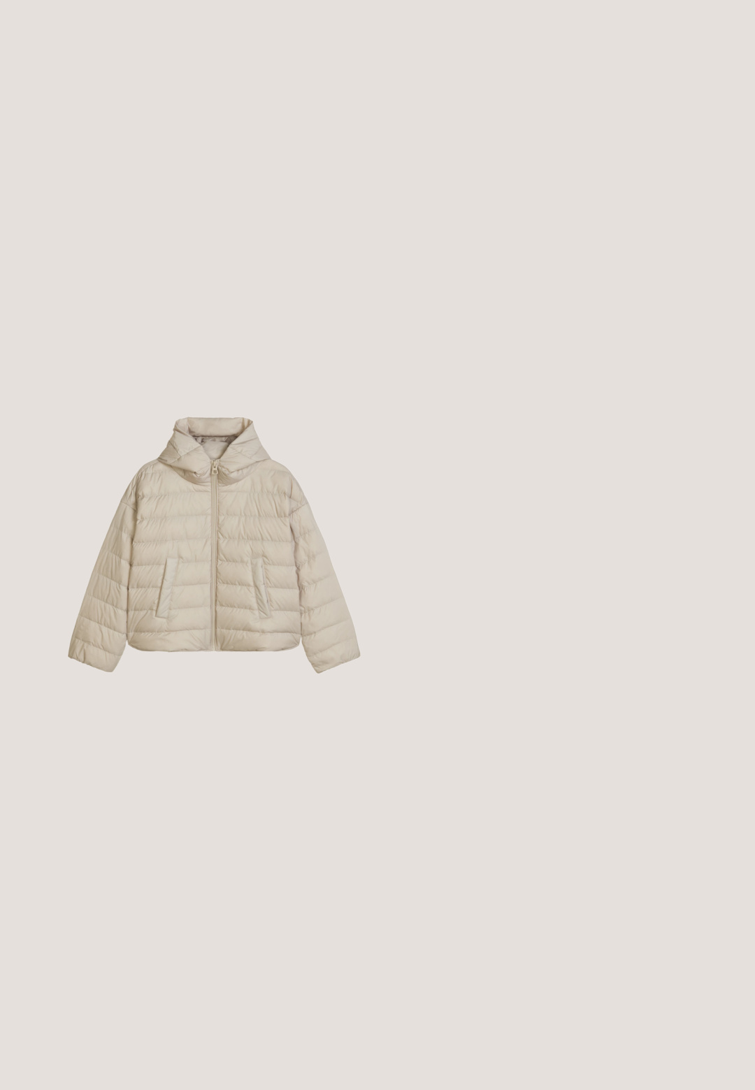 Hellbeige gesteppte Steppjacke mit langen Ärmeln, Frontreißverschluss, hohem Kragen und zwei Vorderentaschen.; Beiger, gestrickter Pullover mit Reißverschluss, langen Ärmeln und weitem Kragen, strukturiert mit grobem Rippenstrickmuster.; Kurzärmliges, elfenbeinfarbenes, geripptes T-Shirt. Runder Ausschnitt, weiche Textur, taillierte Passform und ein dezentes Markenlabel am Ausschnitt.; Hellbeige Hose mit elastischem Bund, schmal zulaufenden Beinen, Seitentaschen und glatter Textur. Einfaches, minimalistisches Design.; Beige Wildledersneaker mit perforierten Seitenpaneelen, runder Zehenpartie, cremefarbenen Schnürsenkeln und einer flachen Gummisohle. Strukturierte Akzente an der Sohle und der Ferse.; Beige Umhängetasche aus strapazierfähigem Material, mit glatter Textur, Reißverschluss und verstellbarem Tragegurt. Logo auf der Vorderseite angezeigt.