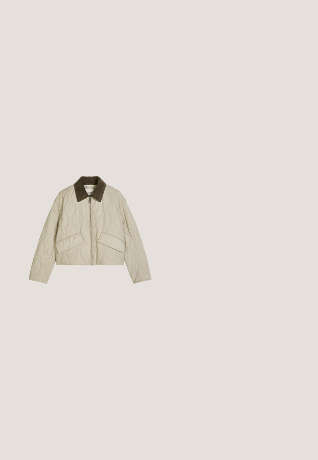 Veste matelassée beige clair avec col marron foncé, fermeture éclair devant et deux poches à rabat inclinées.; Cardigan beige à côtes avec un col en V, trois grands boutons dorés à l'avant et des manches longues. Texture douce et design court.; T-shirt blanc à manches courtes côtelé avec col rond et manches raglan, en tissu doux.; Jeans évasés en denim bleu clair avec détails usés, cinq poches, fermeture par bouton et ourlet effiloché aux chevilles.; Baskets basses blanches avec patch en daim beige au niveau du talon, fermeture à lacets et détails perforés sur les côtés, présentées sur le côté extérieur.; Sac fourre-tout texturé couleur crème, avec longues anses et détails métalliques dorés sur un fond neutre.