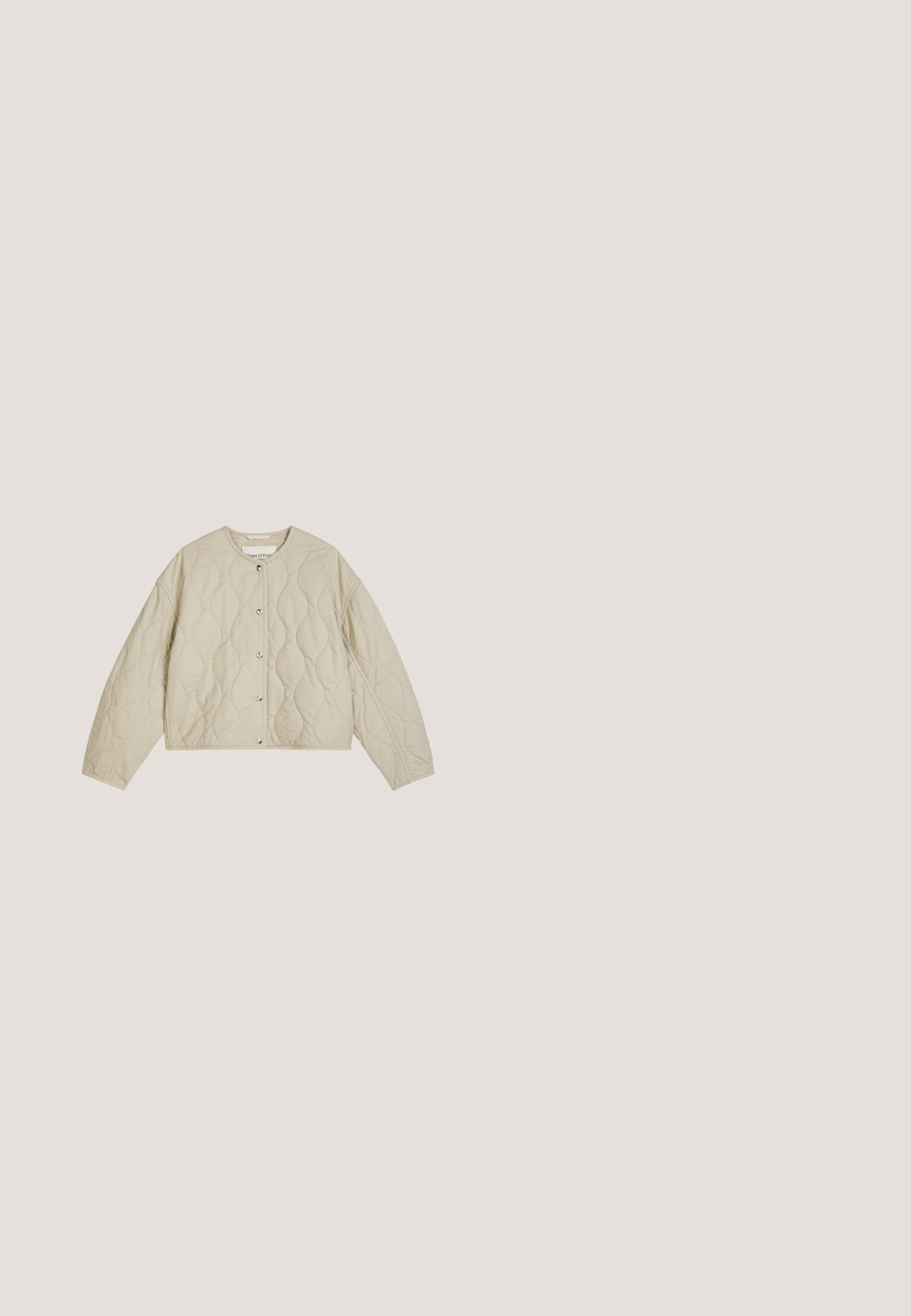 Beige gesteppte Jacke mit rundem Ausschnitt und Druckknöpfen vorne, mit langen Ärmeln und wellenförmigem Steppmuster.; Hellbeige Cardigan mit rundem Ausschnitt, langen Ärmeln und einem einzigen Knopfverschluss vorne. Hergestellt aus einem weichen, strukturierten Stoff.; Weißes Langarmshirt mit rundem Ausschnitt und einem dezenten beigen abstrakten Muster, das auf der Vorderseite zentriert ist.; Helle blaue, weit geschnittene Jeans aus Denim. Mit höherem Bund, Gürtelschlaufen, zwei Vorderaschen und einem Zugverschluss.; Weißer Sneaker mit niedrigem Schnitt, silbernen Streifen, weißen Schnürsenkeln und einer hellbraunen Gummisohle, von der Seite auf weißem Hintergrund dargestellt.; Umhängetasche aus strukturiertem, cremefarbenem Kunstleder, halbkreisförmige Form, verstellbarer Riemen, minimalistische Nähte und dezentes Branding am Boden.