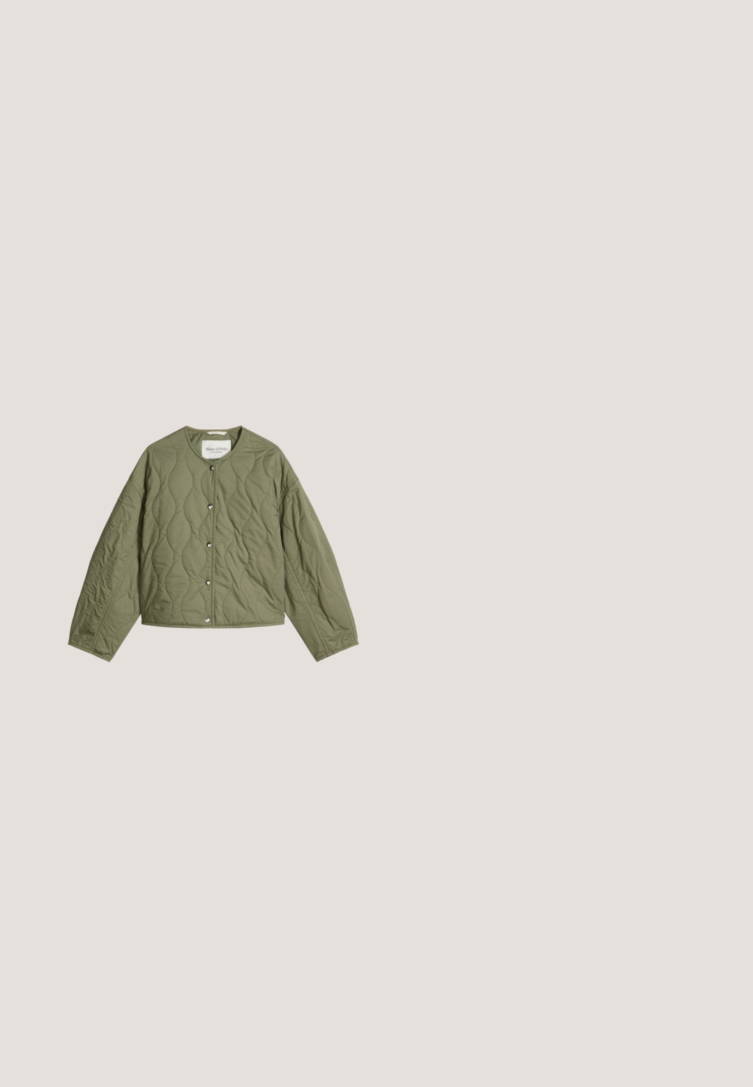 Olivgrüne, gesteppte Langarmjacke mit Rundhalsausschnitt und vorderen Druckknöpfen, mit wellenförmigen Steppmuster und lockerem Schnitt.; Hellgrüner gestrickter Cardigan mit langen Ärmeln und rundem Ausschnitt, vorne mit sieben weißen Knöpfen.; Dunkelolivgrüne Kurzarmbluse mit weiten Ärmeln und rundem Ausschnitt, flach auf weißem Hintergrund liegend.; Olivgrüne, weit geschnittene Hose mit einem elastischen Bund und zwei vorderen Taschen. Glattes Gewebe mit minimaler Textur und einer lässigen Passform.; Sneaker mit niedrigem Schaft aus olivgrünem Wildleder mit cremefarbenen Lederakzenten, weißen Schnürsenkeln und strukturierter beiger Gummisohle, seitlich dargestellt.; Grüne Stoff-Schultertasche mit einer weichen, runden Form. Verfügt über einen einzelnen verstellbaren Riemen und geraffte Seiten für zusätzliche Textur.