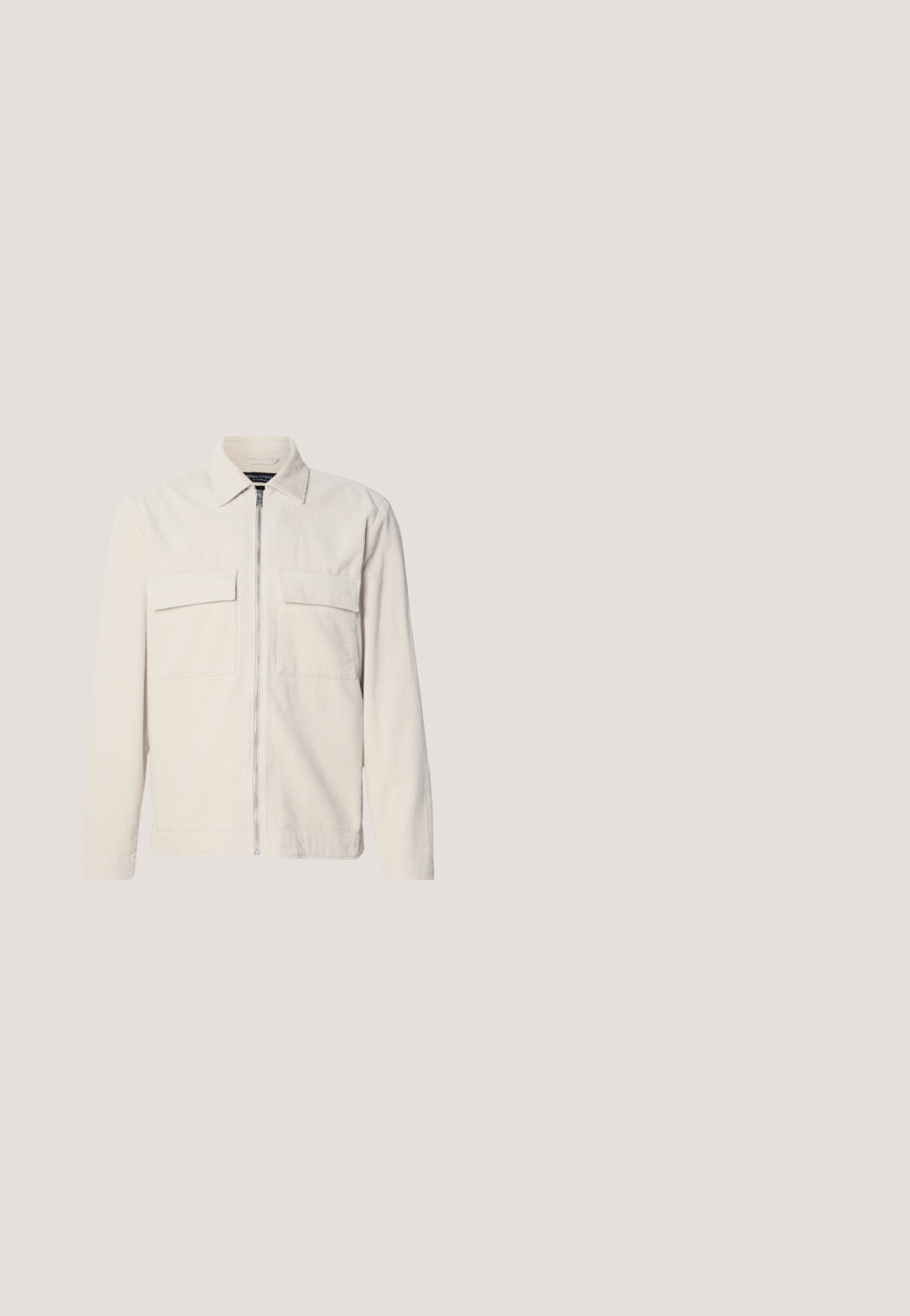 Helle beigefarbene Cordjacke mit einem Reißverschluss vorne, zwei Brusttaschen, einem Kragen und langen Ärmeln. Glatte Textur und minimalistisches Design.; Gelbes Baumwoll-T-Shirt mit rundem Ausschnitt, kurzen Ärmeln und einem kleinen geprägten Logo auf der linken Brust. Glatte Textur, lockere Passform.; Schwarze knielange Shorts mit Gürtelschlaufen, Knopfverschluss und verstellbarem Kordelzug in der Taille.; Schwarze Leder-Chelsea-Stiefel mit elastischen Seitenpaneelen, runder Zehenform und Zugschlaufe, ausgestattet mit einem niedrigen Blockabsatz und glatter Textur.; Schwarze rechteckige Sonnenbrille mit dunklen Gläsern und schlanken Bügeln mit kleinem rechteckigem Logo an der Seite.; Schwarze, strukturierte Lacoste-Umhängetasche mit verstellbarem Tragegurt, Frontklappe, Reißverschlusstasche und Metallschnallen.
