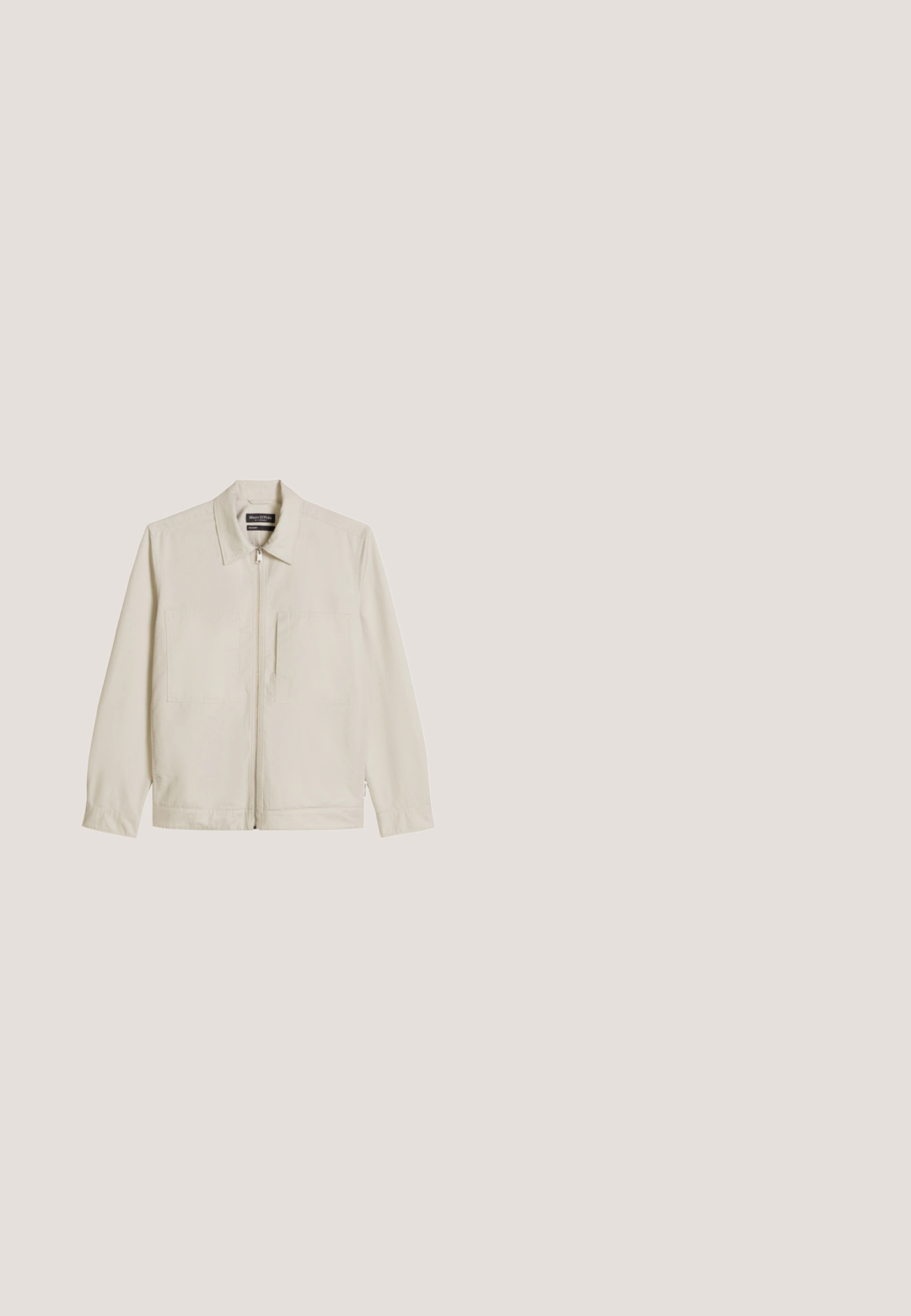 Lichtbeige jas met rits, kraag, twee opgestikte voorzakken en lange mouwen, afgebeeld tegen een witte achtergrond.; Pier One by Zalando Trui - 704 - beige; Licht crèmekleurig katoenen T-shirt met korte mouwen. Bevat een kleine blauw-rode afbeelding van een marlijn en de tekst "MARLIN TROPHY".; Lichtblauwe denim jeans met een relaxte fit, vijf zakken, een knoopsluiting en subtiele vervaging. De textuur is glad en licht versleten.; Bruine suède Chelsea-boots met elastische zijpanelen, lage hak en een lipje aan de achterkant. Gladde textuur en gestroomlijnd ontwerp.; Donkerbruine leren reistas met twee handvatten, afneembare schouderriem en voorvak met zilveren ritssluiting.