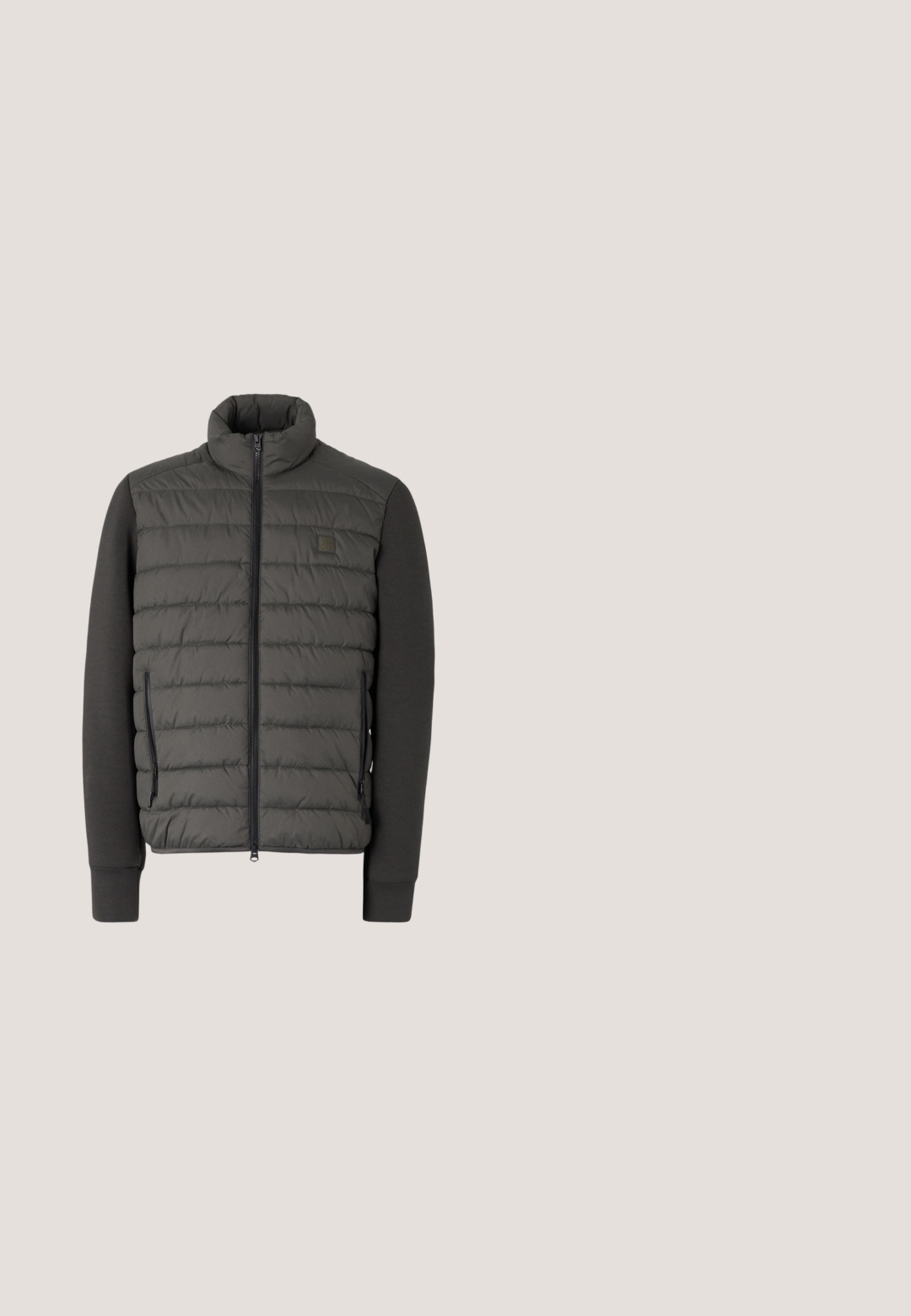 Opblaasbare jas met een hoge kraag, donkere grijze gewatteerde voorkant en bijpassende mouwen. Heeft ritszakken aan de zijkant en een logo patch.; Donkergroene lange mouwen trui met een halve rits kraag en ribbels aan de mouwen en onderkant op een effen achtergrond.; Olijfgroene T-shirt met korte mouwen en ronde hals, met een klein wit "M OP" logo op de linkerborst.; Bruine corduroy broek met een rechte pasvorm, voorzien van een knoopsluiting aan de voorkant en twee zijzakken. Textiel met verticale ribbels.; Bruine suède veteren enkellaars met dikke zool, zwevend boven een gepolijste vloer nabij glasblokken muren.; Compact olijfgroene crossbodytas met voorvak, zwarte verstelbare band, ritssluiting en Calvin Klein logoplaatje.