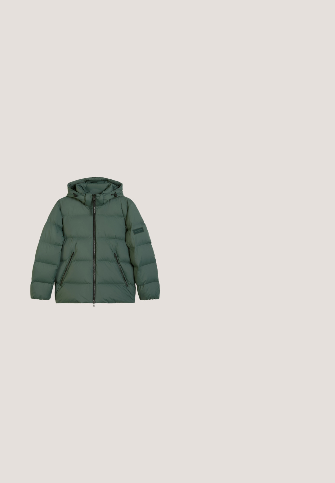 Groene gewatteerde jas met capuchon, ritssluiting aan de voorkant en twee zijzakken. Heeft een doorgestikt patroon en een logopatch op de linker mouw.; Teal fleece pullover met een hoge kraag, een vierknopenfront en een ritszak op de borst. Heeft een witte bies langs de kraag en mouwen.; Zwart sporttopje met lange mouwen, opstaande kraag, slim fit en witte "J.Lindeberg"-logo op linkerarm en kraag.; Zwarte cargobroek van geweven stof. Voorzien van een verstelbare tailleband, zijzakken en twee utilityzakken met ritsen.; Waterdichte wandelschoenen in fel oranje en zwart, voorzien van een hoge schacht, grijze accenten en een geribbelde rubberen zool voor grip.; Zwarte roll-top rugzak van waterdicht materiaal. Heeft verstelbare schouderbanden, een voorzak met rits en geprinte merkinformatie.