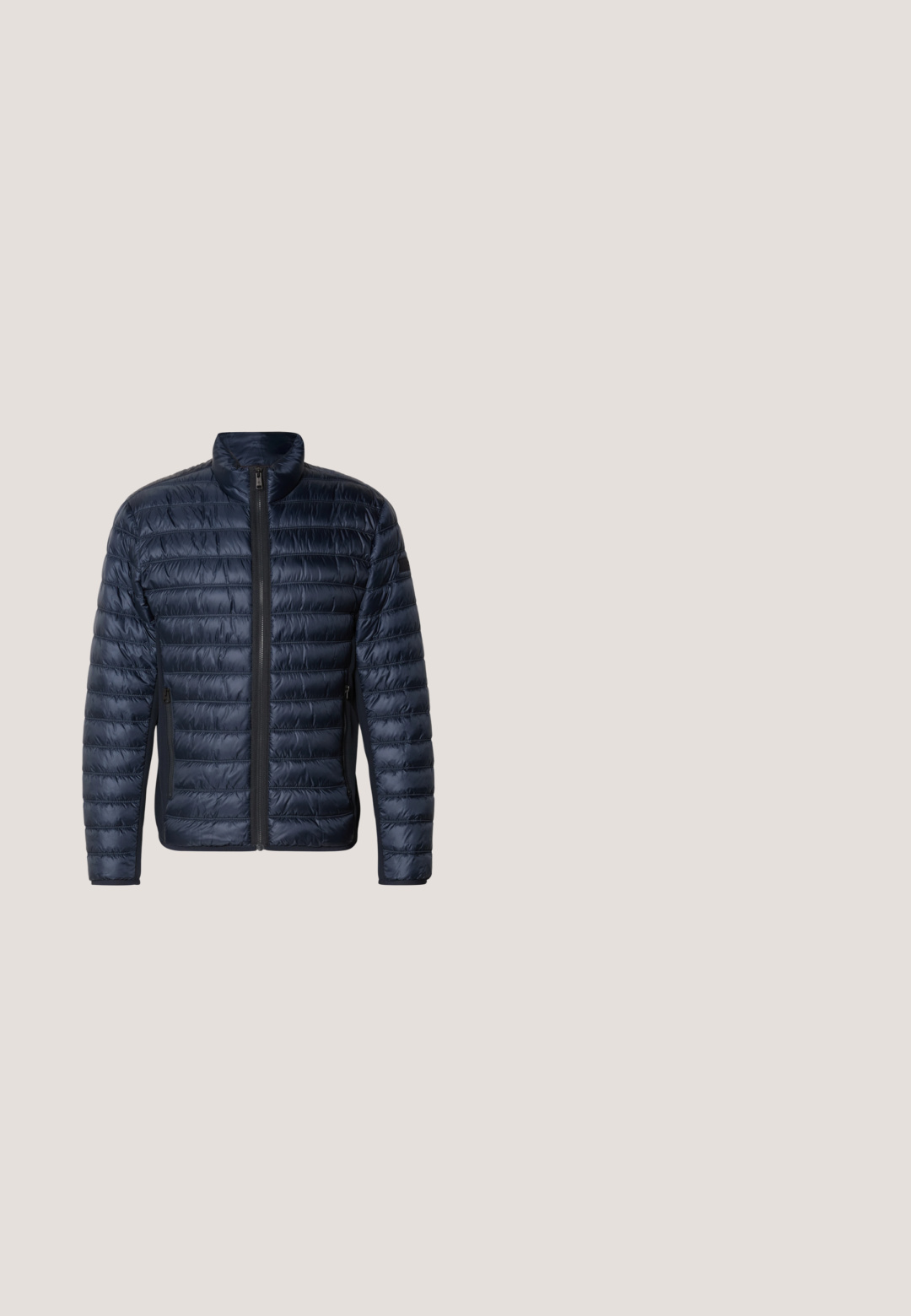 Chaqueta acolchada de color azul marino con costuras acolchadas horizontales, cuello alto y cierre con cremallera. Cuenta con bolsillos laterales y una textura suave y brillante.; Sudadera azul marino con cuello alto y media cremallera. Fabricada con tela suave, cuenta con puños y dobladillo acanalados para un ajuste cómodo.; Camisa polo azul de manga larga hecha de tela texturizada, con cierre de botones en la parte delantera y un pequeño logo en el pecho.; Jeans de pierna recta azul oscuro con cierre frontal de botón y cremallera, diseño de cinco bolsillos y un ligero desgaste en los muslos y las rodillas.; Bota chelsea de cuero negro con panel lateral elástico, puntera redondeada, suela texturizada y pequeña lengüeta en el talón.; Cinturón de cuero negro con hebilla rectangular plateada enrollado sobre un fondo blanco liso.