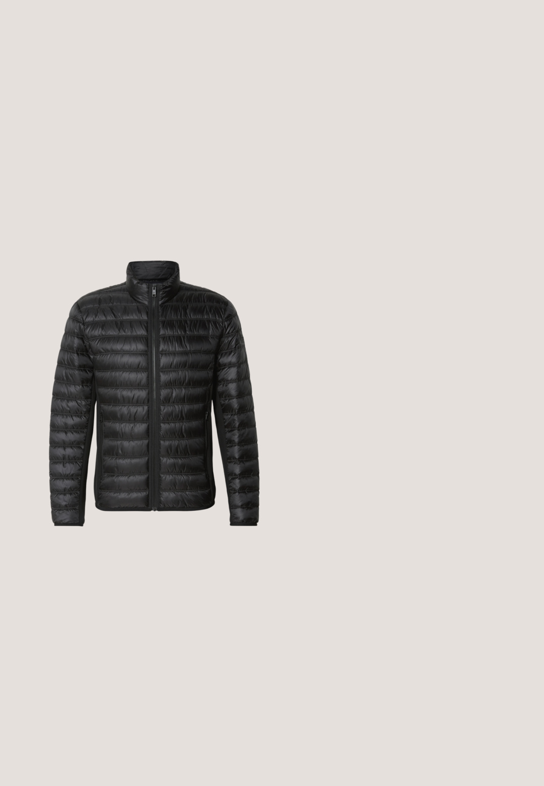 Chaqueta acolchada negra con cierre delantero, cuello alto y patrón acolchado horizontal. Cuenta con bolsillos laterales y una textura suave y brillante.; Camiseta de algodón negra con mangas cortas, cuello redondo y un logo blanco impreso en el pecho. Diseño simple y clásico.; Pantalones negros de tela de algodón suave, con diseño de pierna recta, bolsillos delanteros, cierre de botón y un acabado limpio.; Botín Chelsea negro de ante con paneles laterales elásticos, puntera redondeada, textura sutil y tira en la parte trasera. Suela de goma plana.; Gafas de sol rectangulares negras con lentes oscuras y montura gruesa, colocadas sobre una superficie clara.; Bolsa de lona de cuero negra con dos asas, bolsillo frontal con cremallera, correa de hombro ajustable y herrajes plateados con la marca Joop.