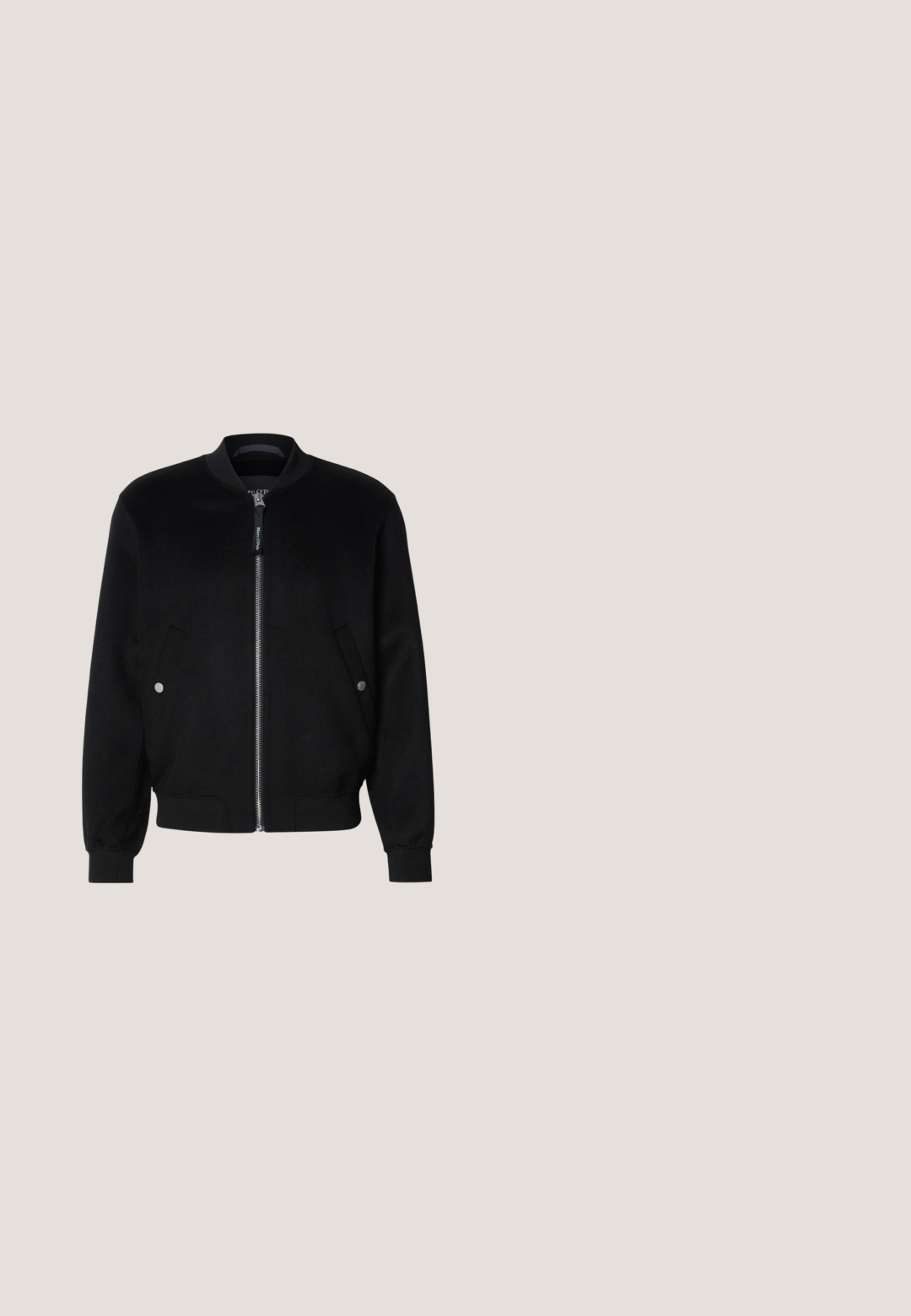 Veste bomber noire en mélange de laine, avec une fermeture éclair devant, deux poches latérales avec boutons-pression argentés, des poignets côtelés et un col montant.; Pull à col montant noir en tissu doux. Doté de manches longues, d'un col et de poignets côtelés, avec une texture lisse et sans motifs.; Pantalon noir à jambes droites avec passants de ceinture, fermeture à bouton et un design épuré et minimal sur un fond neutre.; Bottine Chelsea en cuir noir avec des panneaux latéraux en élasthanne, une languette et une semelle en caoutchouc durable. Texture lisse et design épuré.; Sac de voyage en cuir noir avec deux poignées, logo Calvin Klein discret au centre et détails en métal argenté.; Ceinture en cuir noir roulée avec une boucle en métal rectangulaire noir mat et deux passants sur fond blanc.