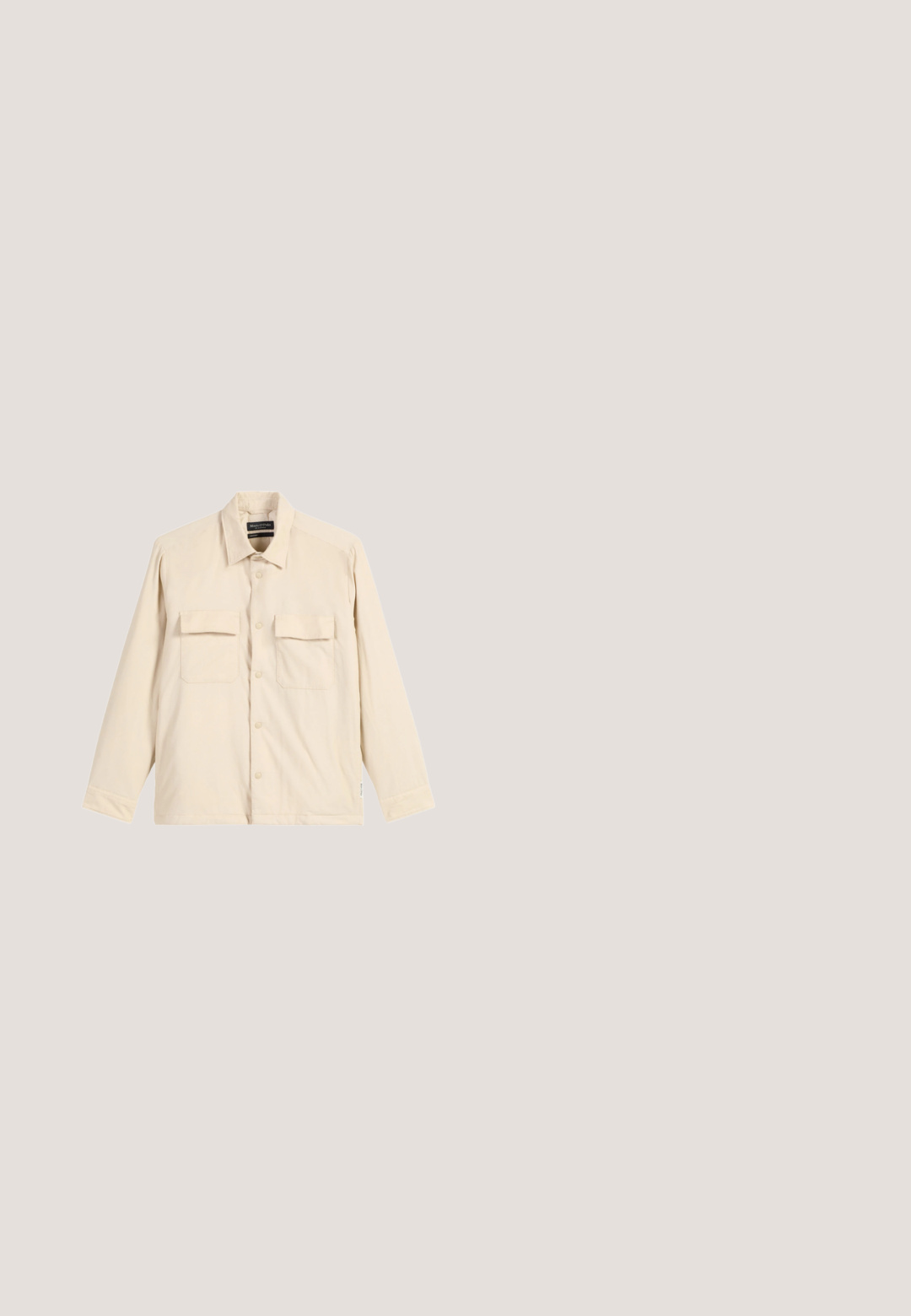 Beige shirt met lange mouwen van een zachte stof, met een kraag, twee borstzakken en een knoopsluiting. Heeft een ontspannen pasvorm.; Beige gebreide trui met een ronde halslijn, lange raglanmouwen en ribgebreide manchetten en zoom. Gelaagd stof met een subtiel patroon.; Lichtblauwe katoen t-shirt met een ronde halslijn en korte mouwen. Het heeft vetgedrukte zwarte tekst: "TOM TAILOR" en extra merkdetails.; Blauwe straight-leg jeans met vijf zakken, metalen knoopsluiting en subtiel vervagen op dijen en knieën.; Tan suède enkellaars met een ronde neus, elastische zijpanelen, een achterste trekhaak en een gemêleerde rubberen zool voor grip.; Kleine beige crossbodytas met een voorvak met ritssluiting, metalen ALDO-logo, verstelbare brede band en afgeronde rechthoekige vorm op een witte achtergrond.