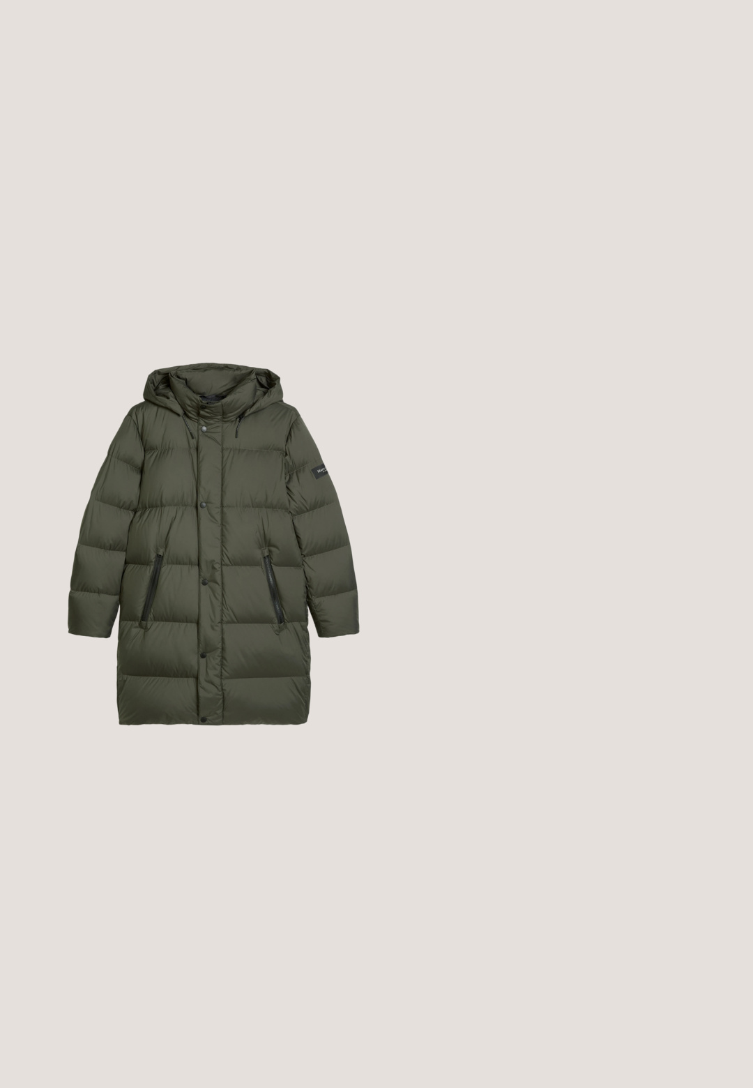 Gewatteerde parka jas in donker groen met capuchon, drukknoopsluiting aan de voorkant en ritszakken aan de zijkanten. Geweven stof met doorgestikt patroon.; Groene gebreide pullover met een kraaghalslijn, lange mouwen en een gestructureerd patroon. Bevat een placket met twee knopen en subtiele branding.; Lichtolijfgroene polo met korte mouwen, drie witte knopen en een kraag, plat gelegd op een witte achtergrond.; Olijfgroene ribfluwelen rechte broek met riemlussen, zijzakken en een ritssluiting met knoop aan de voorkant.; Olivengroene suède enkellaarsjes met een tan rubberen zool, ronde neus en twee bruine veters. Geweven details langs de randen.; Vierkante olijfgroene leren crossbodytas met voorvak met ritssluiting, verstelbare riem en geperst Lancaster Paris-logo aan de voorkant.