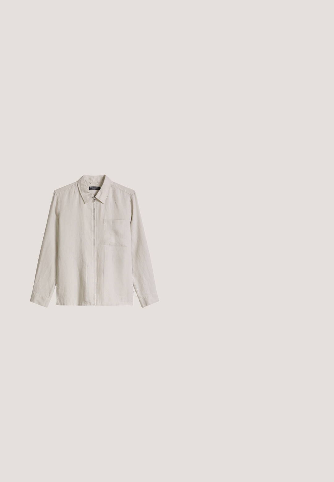 Beige overhemdjack met lange mouwen, kraag, ritssluiting aan de voorkant en borstzak, gemaakt van lichtgewicht stof.; Witte katoenen tanktop met ronde hals en brede banden. Gladde textuur, geen patronen, schoon ontwerp en een merklabel op de halslijn.; Lichtblauwe denim shorts met een relaxte pasvorm, voorzien van een ritssluiting, knoopsluiting en vier zakken. De stof heeft een zachte textuur.; Beige canvas sneaker met een laag profiel, metalen oogjes en rubberen zool. Beschikt over een textuurpatroon en logodetail aan de zijkant.; Komono DEVON - Zonnebril - brown; Canvas draagtasje in off-white, voorzien van korte handvatten en de geprinte tekst "LES DEUX" in vetgedrukte zwarte letters. Duurzaam, eenvoudig ontwerp.