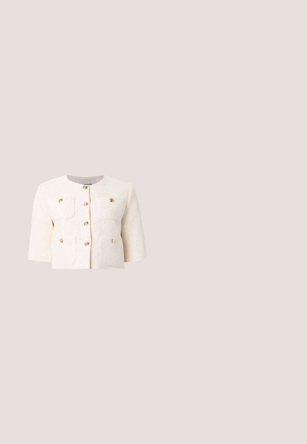 Roomkleurig gestructureerd jasje met korte mouwen, een ronde hals, zes gouden knopen en vier opgestikte zakken aan de voorkant op een effen achtergrond.; Lichtblauwe, lange katoenen jurk met een smocked bodice, dunne schouderbandjes en een vloeiende, geplooide rok. Bevat een rimpelige bovenrand.; Puntige slingback schoen in metallic gouden stof met subtiele textuur, met een slanke hak en een ronde sluiting bij de enkel.; Uitzonderlijk grote vierkante zonnebril met schildpadmotief, met bruine gradientlenzen en dunne gouden pootjes, geplaatst op een wit oppervlak.; Kleine gouden metallic clutch met zilveren sluiting en kettingriem op een effen lichte achtergrond.; Gouden oorringen met hangende witte parels omhuld met goud en kleine heldere kristallen op een effen lichte achtergrond.