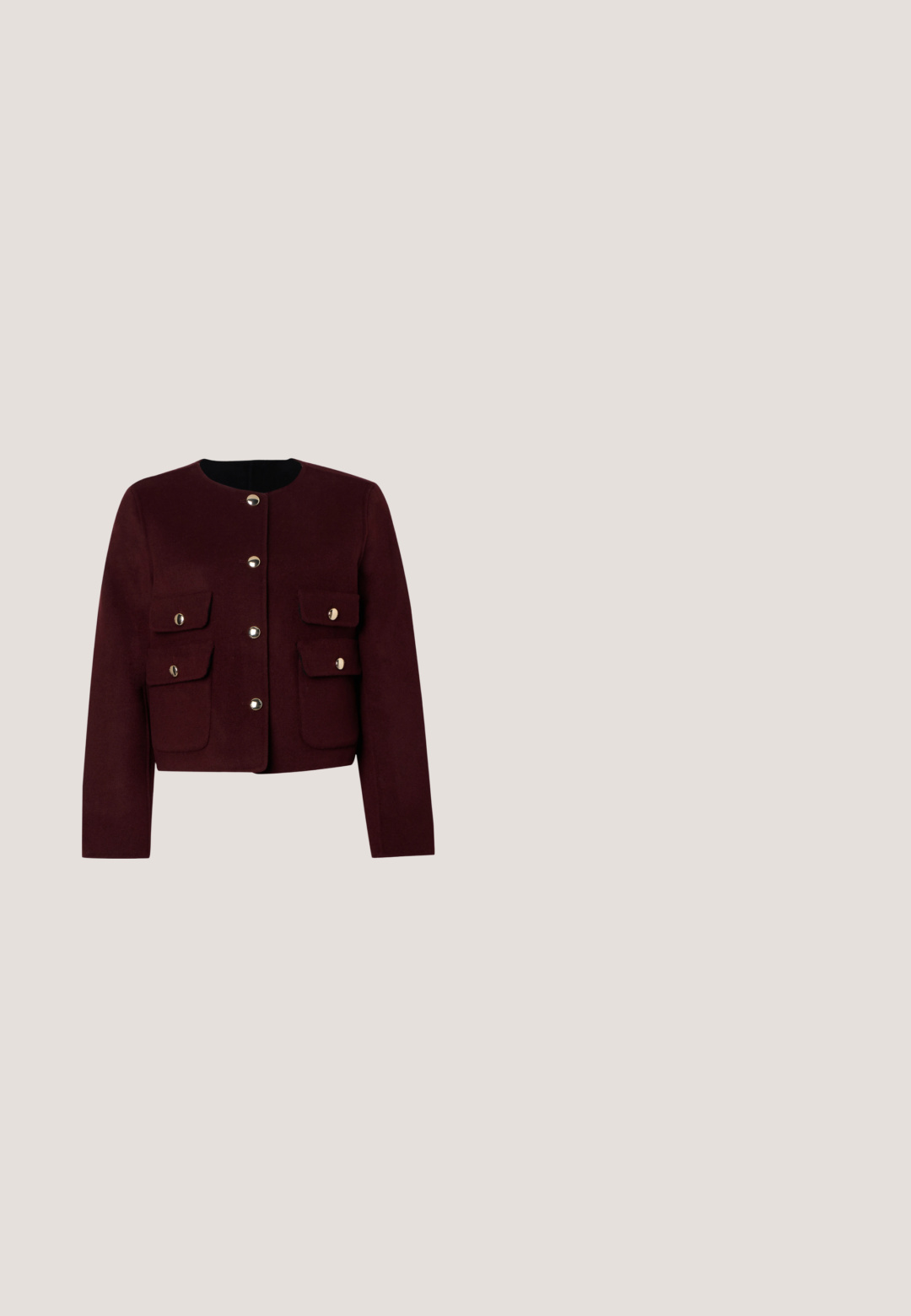 Burgunderfarbene kurze Jacke mit rundem Halsausschnitt, goldenen Knopfverschlüssen und vier vorderen Taschen; weicher Stoff mit glatter Textur.; Schwarzer Pullover mit weitem, rundem Ausschnitt, langen Ärmeln und einer glatten, weichen Textur. Minimalistisches Design ohne sichtbare Muster.; Dunkellila Lounge-Hosen mit Gummizug, die ein gepunktetes Muster aus kleinen weißen Punkten aufweisen, im weiten Schnitt und aus weichem Stoff gefertigt.; Glänzender dunkelroter Lederschuh für Damen mit niedrigem Blockabsatz, runder Spitze und leicht gerafftem Detail vorne.; Dunkelburgunder Veloursleder-Handtasche mit doppelten Griffen, abnehmbarem Schulterriemen und einer kleinen metallischen Markenplakette vorne unten in der Mitte.; Goldfarbene Creolen mit alternierenden rechteckigen Edelsteinen in klar und helllila, mit einem geometrischen Verbindungsdesign.