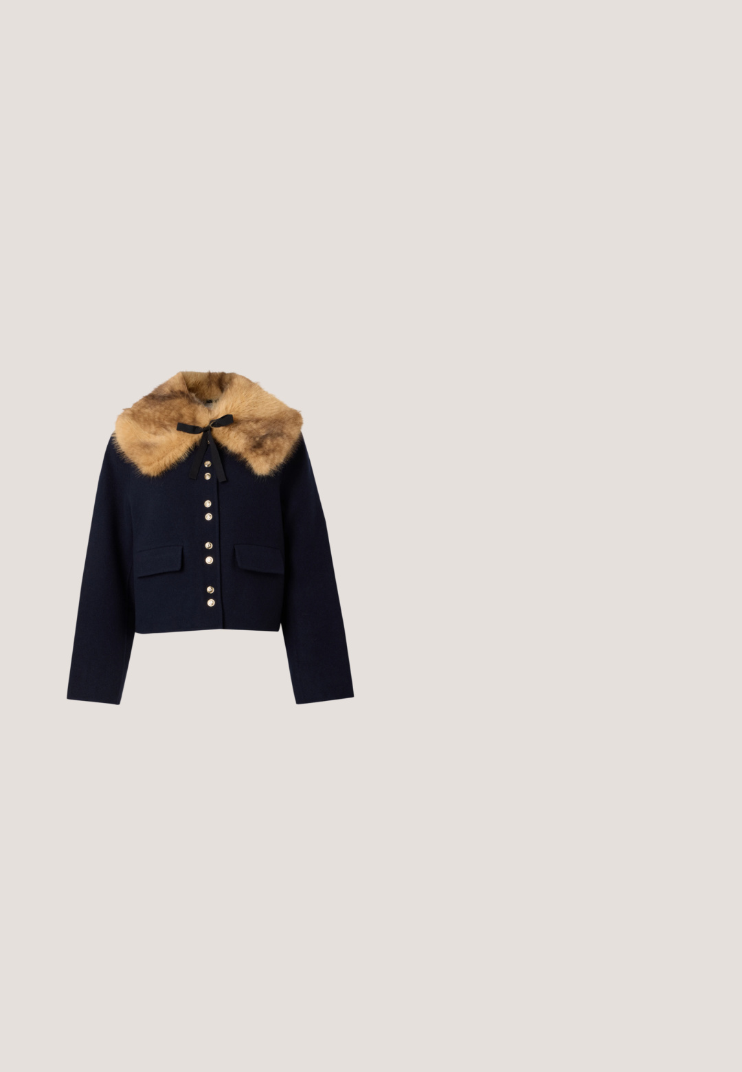 Veste bleu marine boutonnée à manches longues avec un large col en fourrure marron clair attaché par un nœud en ruban noir au niveau du cou.; Pull crème à manches longues avec un motif tricoté de Mickey et Minnie Mouse qui s'embrassent au centre avant.; Jean bleu marine coupe large à taille haute, bouton argenté, poches avant, avec un motif discret de petits points sur tout le tissu.; Mocassins en cuir noir avec une finition brillante, dotés de deux boucles dorées et d'un talon bas. Texture lisse avec un design à bout arrondi.; Sac à bandoulière en cuir rouge foncé avec des détails à franges et une bandoulière réglable avec boucle argentée sur un fond clair uni.; Boucles d'oreilles créoles en forme de cœur de couleur dorée avec un design fin et ouvert, et des tiges de couleur argentée. Surface légèrement texturée avec des bords lisses.