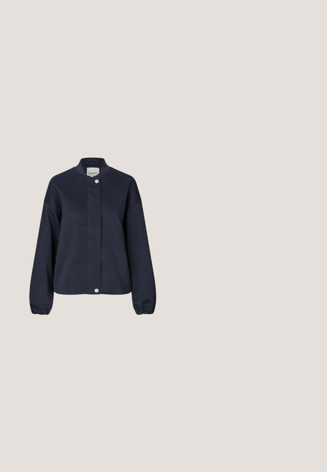 mbyM BAMINA-M - Leichte Jacke - night sky; Kurzärmelige Strickjacke mit Knopfleiste, hellblauen und cremefarbenen horizontalen Streifen, gerippter Textur und rundem Ausschnitt.; Kurzärmliges T-Shirt mit horizontalen hellblauen und weißen Streifen, Rundhalsausschnitt und sichtbarem Markenlabel im Kragen.; Hellblaue weite Beinkleider mit vertikalen weißen Streifen, mit gepresster Vorderseite und flachem Bund. Glattes Gewebe ohne sichtbare Akzente.; Blaue Wildledersneaker mit weißen Lederstreifen, abgerundetem Zehenbereich, Gummigummisohle und goldener "adidas TOKYO"-Markierung an der Seite.; Hellblaue Leder-Gürteltasche mit zwei Reißverschlussfächern und verstellbarem Riemen mit Druckknöpfen.