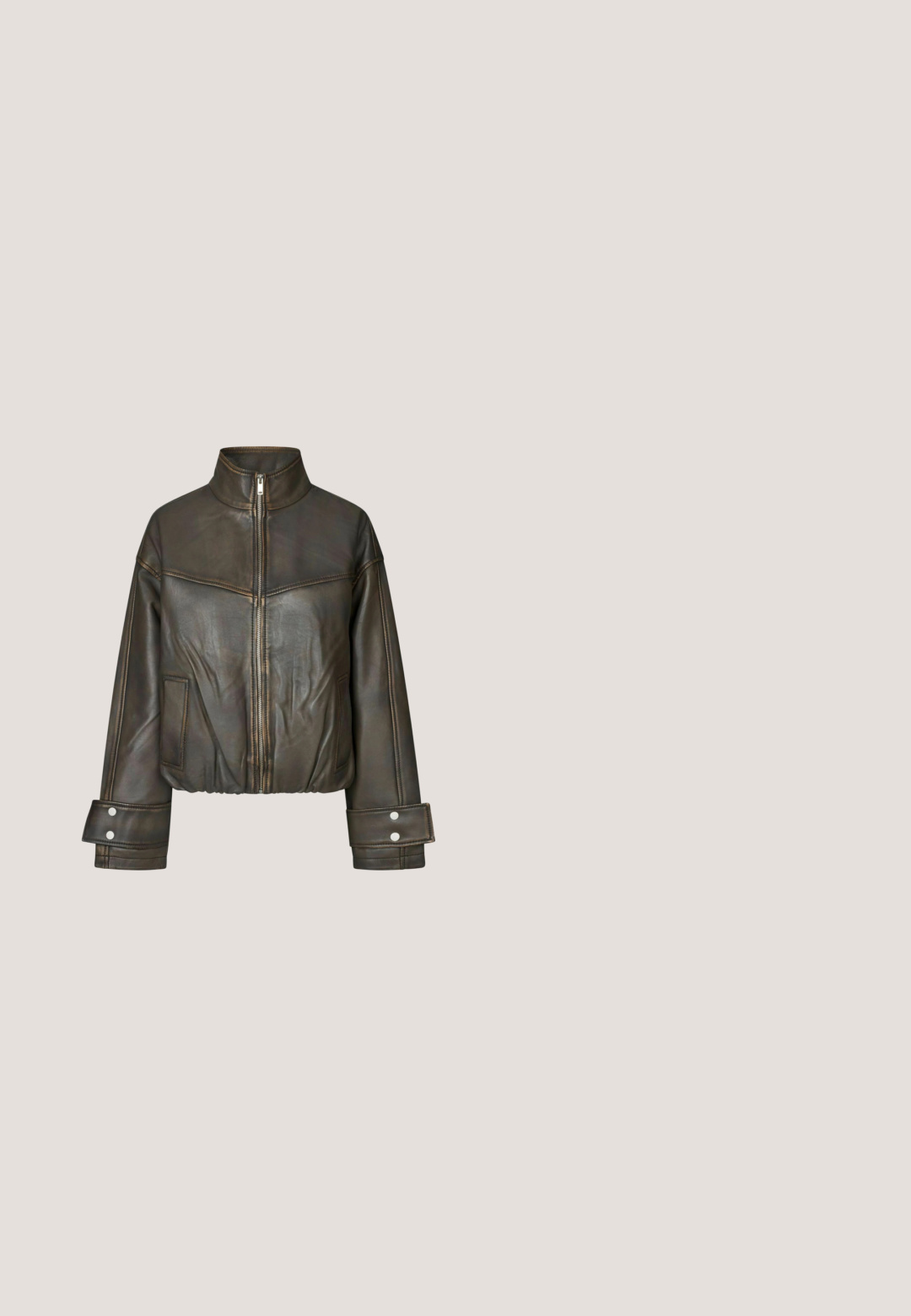 Donkerbruine leren jas met hoge kraag, ritssluiting aan de voorkant, zijzakken en brede manchetten met metalen drukknopen.; Bruine geribde T-shirt met korte mouwen, ronde hals en raglanmouwen op een witte achtergrond.; Zwarte, op maat gemaakte shorts met hoge taille, riemlussen, een verborgen sluiting aan de voorkant en een licht uitlopende pijpopening.; Bruine nubuck kniehoge laarzen met een puntige neus, gekantelde hak en een afgeronde bovenrand. Heeft een ritsdetail aan de zijkant en een subtiele textuur.; Ovale zonnebril met tortoise (schildpad) patroon en donkere glazen, van voren bekeken tegen een effen witte achtergrond.; Bruine zachte stoffen handtas met krokodillenstructuur en één gebogen handvat.
