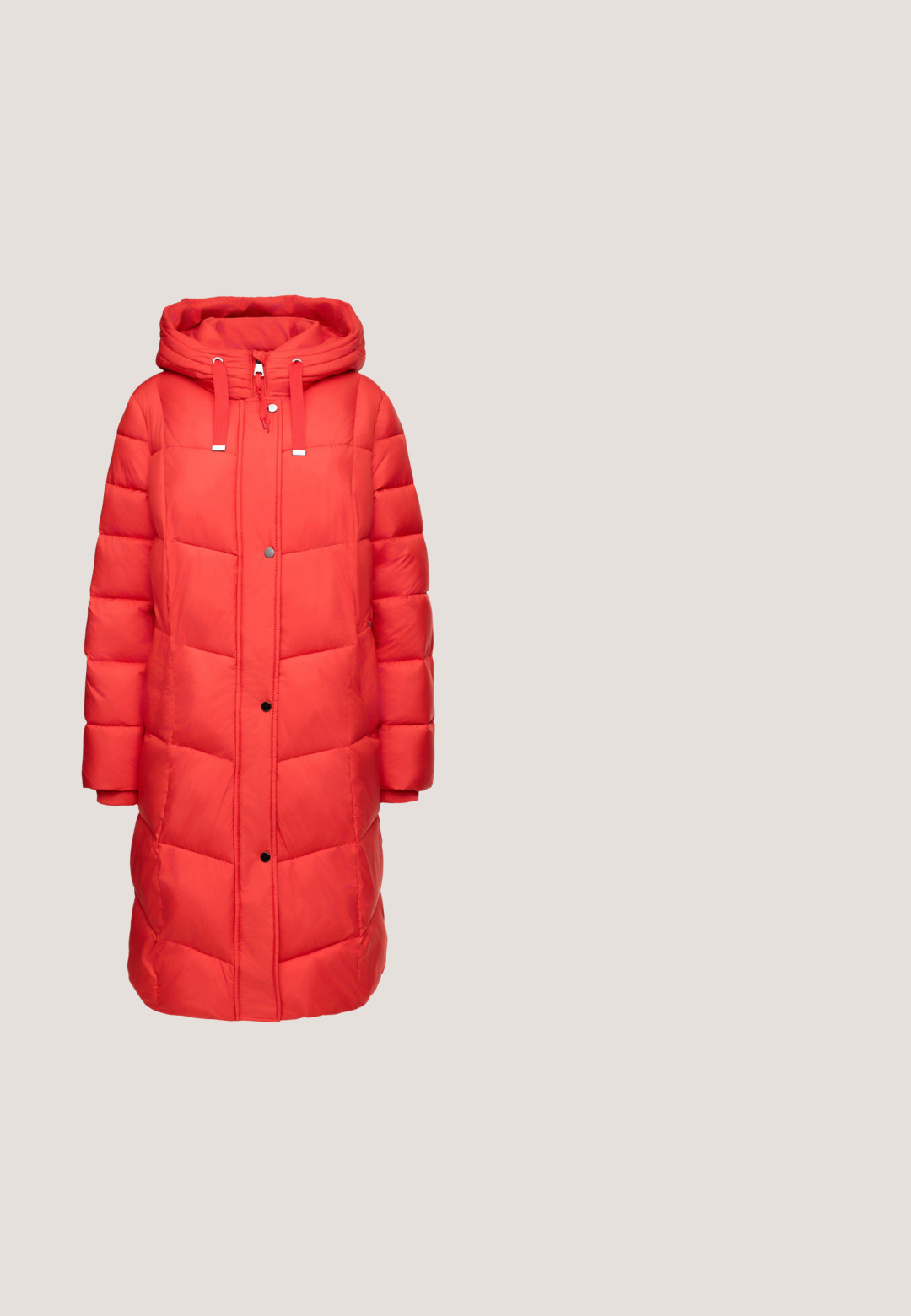 Roter gepolsterter langer Mantel mit Kapuze, der ein gestepptes Design, silberne Hardware-Akzente und einen Druckknopfverschluss aufweist.; Roter, leichter Pullover mit langen Ärmeln und V-Ausschnitt. Hergestellt aus weichem Stoff, mit gerippten Bündchen und Saum für einen figurbetonten Look.; Langärmeliges weißes Hemd mit roten horizontalen Streifen und kleinem gesticktem Detail auf der linken Brust, rundem Ausschnitt, figurbetonter Schnitt.; Rote, hoch taillierte, maßgeschneiderte Hose mit Bügelfalten, Gürtelschlaufen, Seitentaschen und geradem Schnitt.; Roter und weißer Low-Top-Sneaker mit Gummisohle, rot-weißen Schnürsenkeln und Tommy Jeans Logo an der Seite und an der Sohle.; Rote Handtasche aus weichem Stoff mit gepolstertem Griff und Reißverschluss oben, vor einem schlichten hellen Hintergrund.