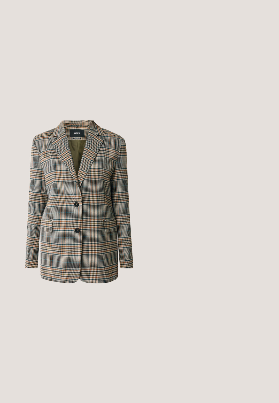 Blazer à carreaux présentant un mélange de tons verts, noirs et orange. Il possède une fermeture à deux boutons, deux poches avant et un col cranté.; Pull beige col V avec motif losanges en noir, gris et orange sur le devant et manches longues unies.; Pantalons larges beiges avec deux plis sur le devant, une fermeture à bouton et une texture lisse. Conçus pour le confort et une coupe ample.; Mocassins en cuir marron avec un bout surélevé, une sangle décorative et une semelle en caoutchouc noir texturé avec un profil prononcé.; Foulard carré en soie avec un motif floral dans des tons rose, orange et jaune, bordé d'un liseré vert olive et orange, plié en triangle.; Sac bandoulière en cuir marron avec rabat, boucle en argent et détails de couture. Forme rectangulaire compacte avec une surface texturée.