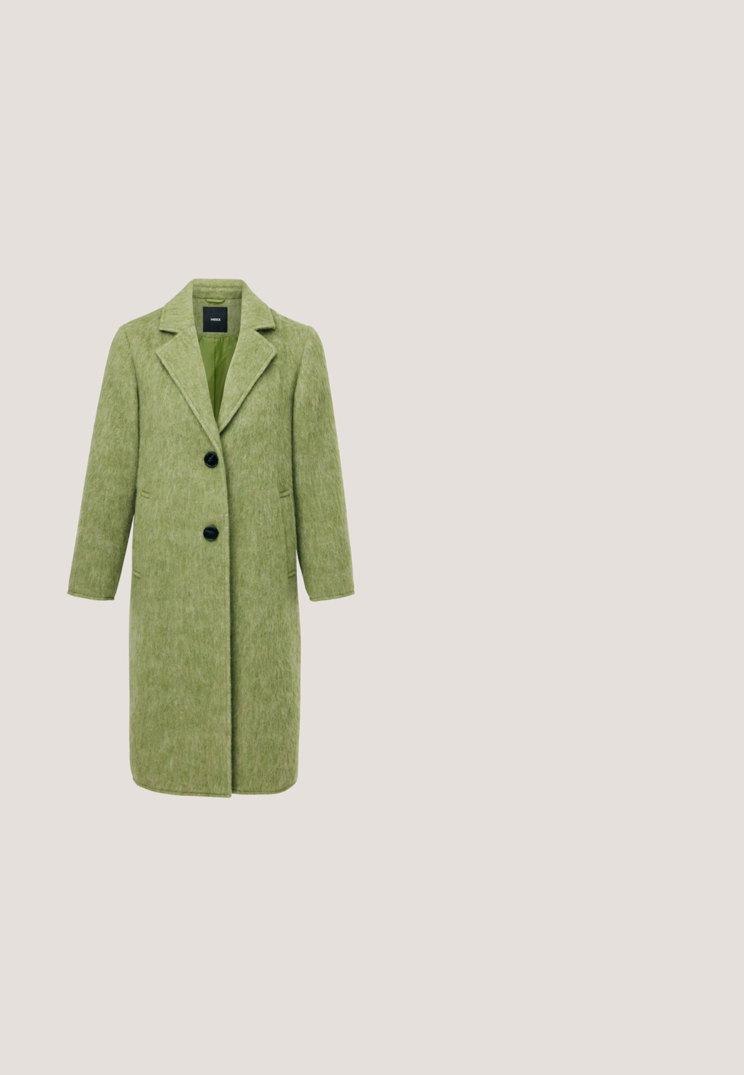 Langer grüner Wollmantel mit Reverskragen, zwei schwarzen vorderen Knöpfen, langen Ärmeln und seitlichen Taschen, gefüttert mit passendem grünem Stoff.; Gestreiftes, langärmliges Kleid aus Rippstrick. Verfügt über wechselnde Streifen in Rot, Grün, creme und Blau. Abgerundeter Ausschnitt und seitliche Schlitze.; Grüne wildlederne Cowboy-Stiefel mit spitzer Zehenform, knöchelhoch, dekorativen Nähten und Blockabsatz. Mit einer Zugschlaufe an der Oberseite.; Rechteckige grüne Sonnenbrille aus Acetat mit dunkel getönten Gläsern und kleinen goldenen Akzenten an den vorderen Ecken und Bügeln.; Dunkelgrüne, herzförmige Handtasche mit floralem perforiertem Muster und goldfarbenem Kettenriemen sowie Logo-Detail auf der Vorderseite.; Dunkelgrüner blumenförmiger Knopf mit einer zentralen goldenen runden Metalleinlage, fotografiert auf weißem Hintergrund.