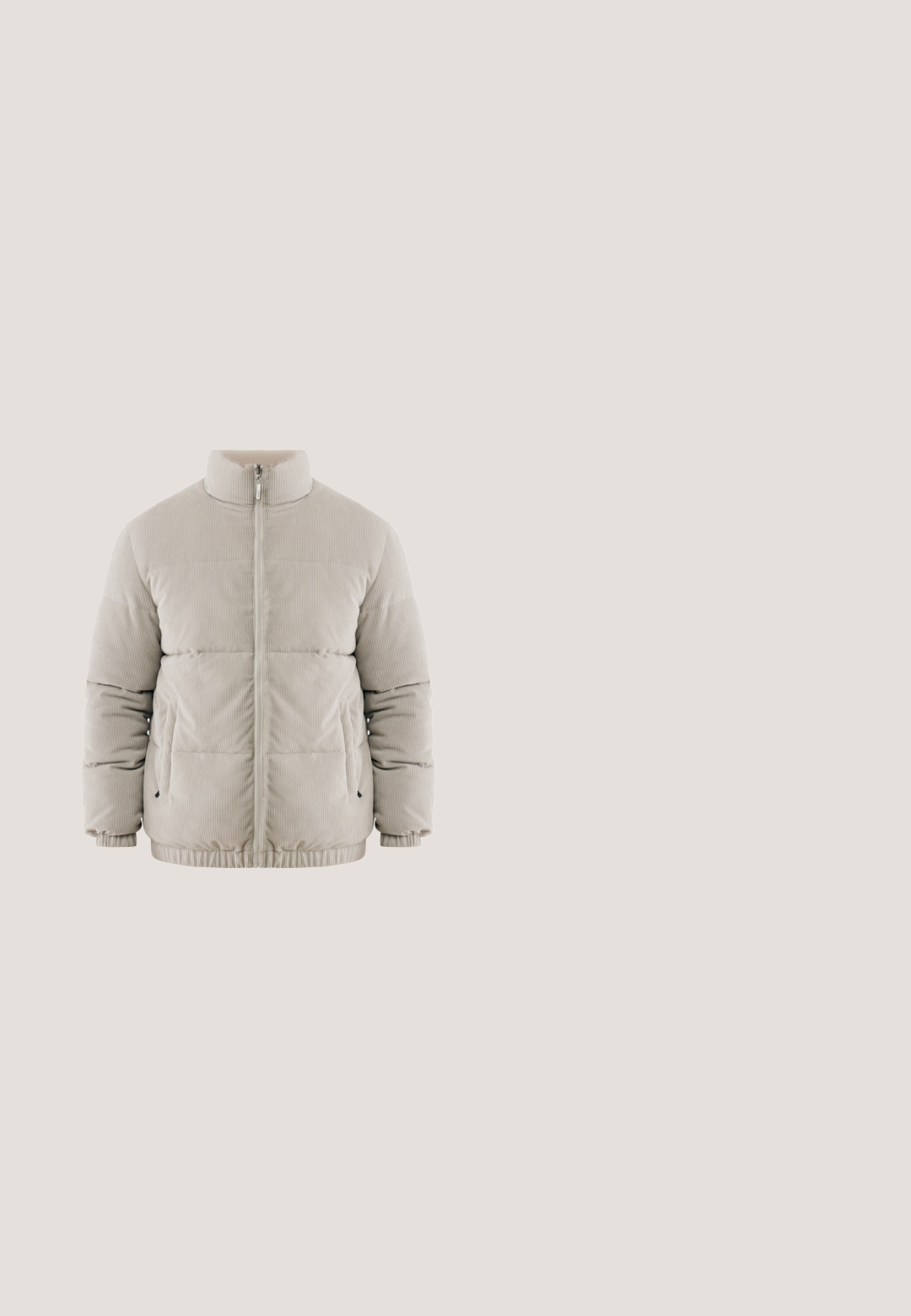 Lichtbeige corduroy pufferjack met hoge kraag, frontzipper, elastische manchetten en zijzakken, getoond op een witte achtergrond.; Bruin kabelgebreid wollen trui met lange mouwen en geribbelde ronde hals, manchetten en zoom.; Bruine langarm corduroy blouse met puntige kraag en knoopsleeve, weergegeven op een witte achtergrond.; Grijze wollen mix broek met een slim fit, met een vlakke voorkant, knoopsluiting en opgerolde zoom. Subtiele textuur en klassiek ontwerp.; Bruine suède herenslipper met rubberen zool en mocassinnaaistijl, zijaanzicht op een witte achtergrond.; Bruine leren riem met een zilveren metalen gesp. De band heeft een gladde textuur en een kleine blauwe accent vlakbij de gesp.