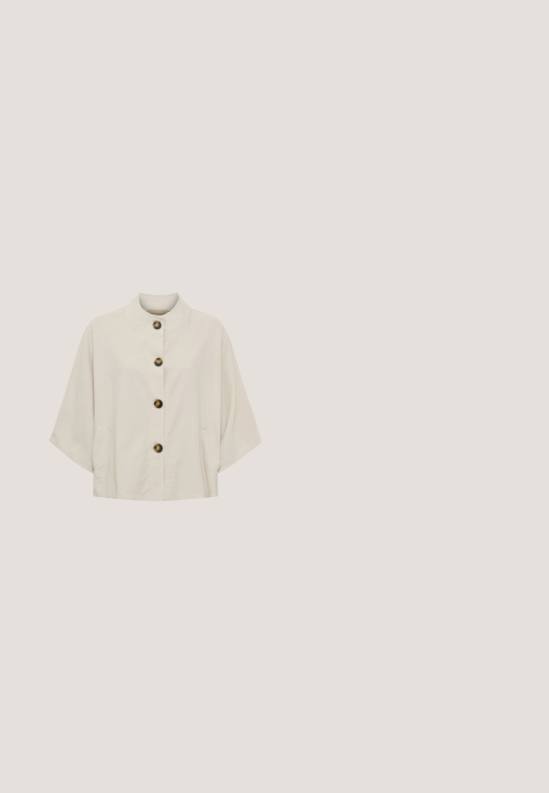Lysebeige cropped jakke med vide ærmer, stående krave, forlommer og fire store brune knapper ned langs midten.; Beige strikket sweater med korte ærmer, rund halsudskæring og ribbet tekstur, vist på en enkel hvid baggrund.; Cremefarvede shorts lavet af blødt stof, med en elastisk talje og snoretræk med metalspidser. Simpelt design uden mønstre.; Beige læderstøvle til midt på læggen med chunky tekstureret sål og elastisk sidepanel.; Solbriller med geometrisk design, gennemsigtig grå stel, brunt tonede linser og solide arme. Har en udtalt brynlinie.; Beige skuldertaske i læder med et buet design, justerbar rem og subtile teksturerede detaljer. Har en lynlåslukning.