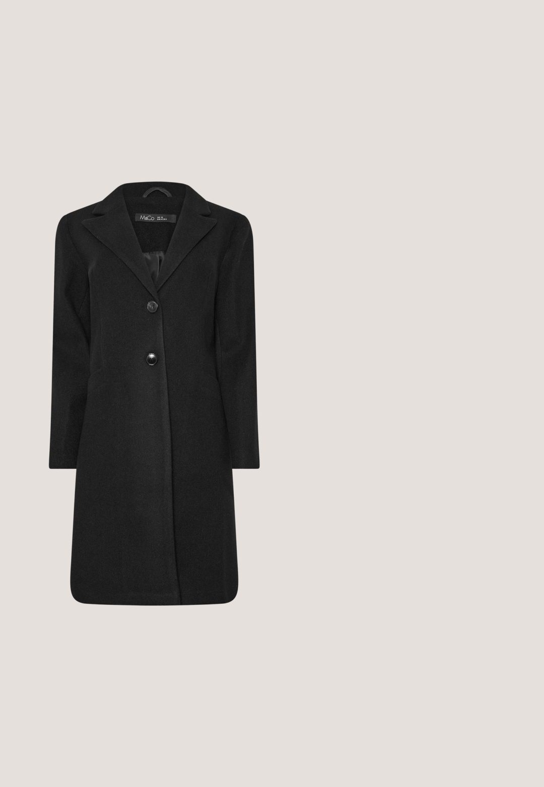 Sort uldblandet frakke med en struktureret silhuet, klippet revers, enkelt bryst med to knapper og to sidelommer. Glat inderforing.; Grå strikket sweater med lange ærmer, en rund halsudskæring og et tekstureret, fluffet stof. Har et diskret mønster på bagsiden.; Sorte bukser med lige pasform, lavet af glat stof. Har en talje med bæltestropper og ingen synlige mærker eller dekorationer.; Sort ruskinds ankelstøvle med rund tå, lynlås i siden og blokhæl. Har en tekstureret sål for greb og stabilitet.; Hvid læderhåndtaske med en tekstureret finish, guldakcenter og en kædedetalje. Har et topgreb og et oval lukningsdesign.; Turkis ovale øreringe med guldfarvede og sølvfarvede metalaccents. Har en glat, blank overflade og fatninger med klo til stenene. Guldfarvede bagsider.