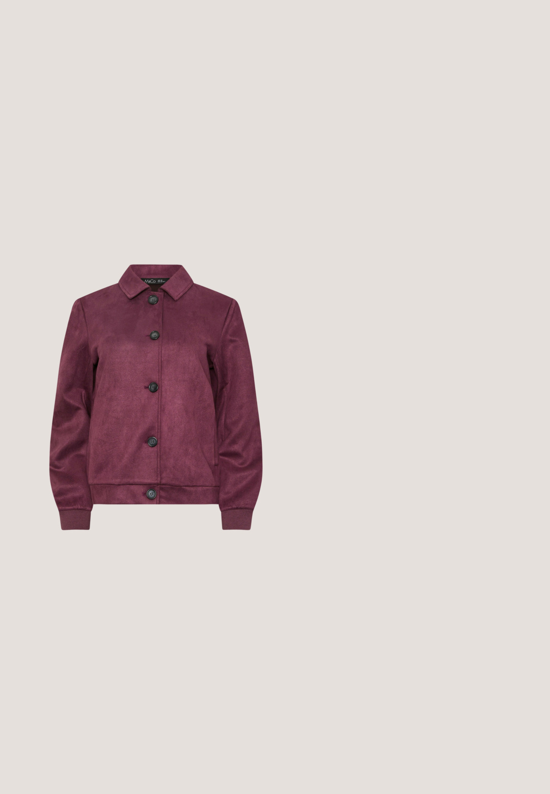 Veste pour femme en daim couleur prune avec cinq boutons noirs, un col classique, des manches longues et des poignets côtelés.; Haut à manches longues dans une teinte violet profond, présentant une texture à côtes verticales et un design de col en V. Tissu doux avec une coupe ajustée.; Pantalons bordeaux avec une coupe évasée, dotés d'une fermeture à bouton, de deux poches latérales et de détails plissés à l'avant. Texture de tissu lisse.; Bottine en cuir bordeaux avec un panneau latéral élastique noir, bout arrondi et petit talon carré. Présente des détails de couture et une languette d'enfilage.; Sac à main en daim marron foncé avec doubles poignées, bandoulière amovible, détails cousus et pompons décoratifs en cuir sur fond blanc.; Boucles d'oreilles en argent avec un design circulaire et une pierre précieuse verte au centre, présentant une texture lisse et une finition polie.