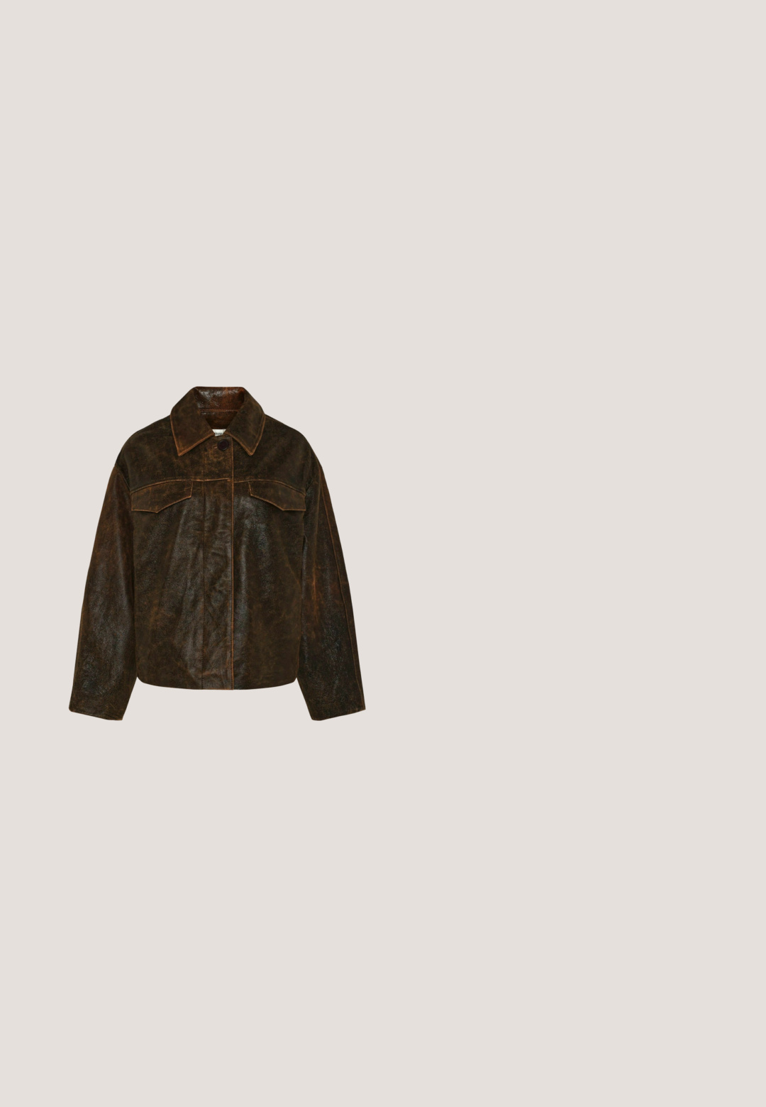 Minimum TYRA  - Læderjakker - seal brown; Brun tekstureret strikket cardigan med lange ærmer, rund halsudskæring og to små forlommer, lagt fladt på hvid baggrund.; Brun bomulds t-shirt med korte optrillede ærmer, rund halsudskæring og en løs pasform. Har et lille mærke på side sømmen.; Sorte læderbukser med elastisk talje og snor. Har sidelommer og en tapered pasform, der fremhæver en glat tekstur.; Kraftig sort og brun sneaker med platformsål, sidesider med slangeprint, sorte snørebånd og trækstrop på hælen, set fra siden.; Mørkebrun glansfuld håndtaske med slangeskindstekstur, rektangulært form, guldfarvet lodret lås og guldkæde skulderrem.