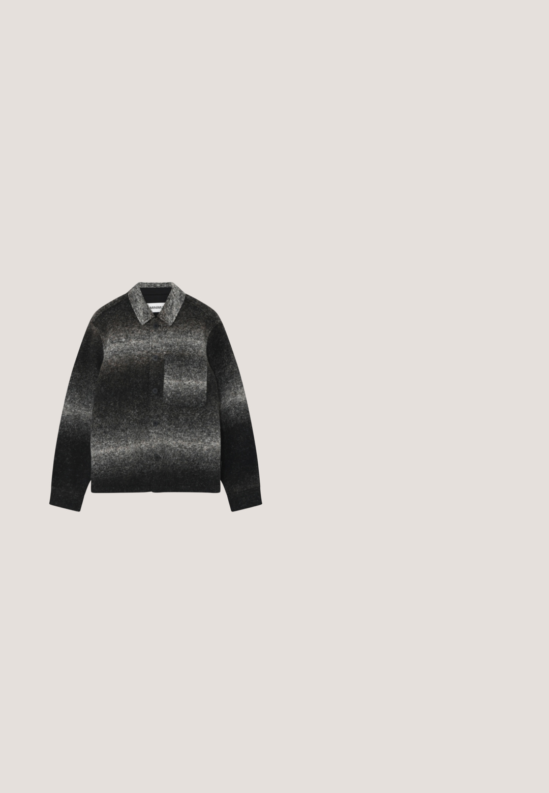 Schwarze und graue Gradient-Hemdjacke aus filzeter Wolle, ausgestattet mit einem Kragen, einer Brusttasche und einer strukturierten Oberfläche.; Olivgrüner gerippter Strickpullover mit rundem Ausschnitt und langen Ärmeln, der eine weiche Textur und eine lockere Passform bietet. Einfaches Design, ohne Muster.; Graues T-Shirt mit kurzen Ärmeln aus Baumwolle, mit rundem Ausschnitt und einem kleinen Logo auf der Brust. Weiche Textur mit lässiger Passform.; Olivgrüne Cordhosen mit lockerem Schnitt, knopfverschluss, vorderen Falten und kleinem, rotem gesticktem Logo.; Schwarze Wildleder-Stiefeletten mit runder Spitze, Schnürung vorne und Gummisohle mit strukturierter Oberfläche sowie einem roten Akzent an der Ferse.; Schwarze Umhängetasche mit geprägtem MK-Logo, einem Reißverschluss-Fach auf der Vorderseite und verstellbarem Stoffgurt. Verfügt über eine glatte Materialoberfläche.
