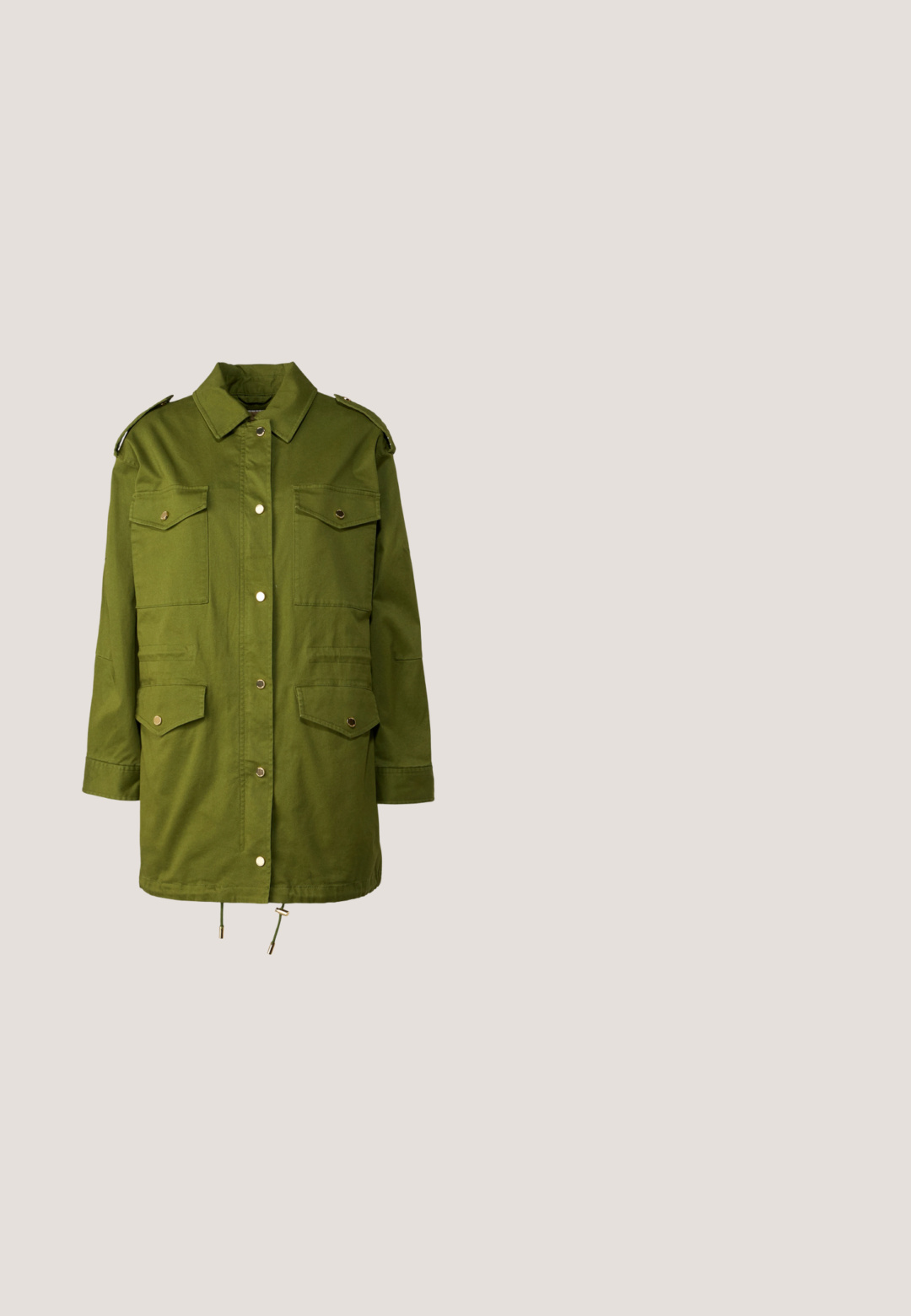 Groene, lange mouw militaire stijl jas van katoen. Beschikt over twee borstzakken, drukknopen, epauletten en een trekkoord aan de onderkant.; Bruine pullover met rits bij de hals, geribbelde manchetten en zoom, met een klein wit logo op de linkerborst. Zachte, gestructureerde stof.; Zwart geribbeld tanktop met een ronde halslijn, aansluitende vorm en naadloze randen. Stof is zacht en rekbaar. Etiket zegt "LAUREN."; Wijde jeans in lichtblauwe denim, met een klassieke vijf-pocket stijl en een subtiele gradient textuur van donkerder naar lichter blauw.; Groene suède lage sneaker met witte veters, bruine rubberen zool en klein gouden logo aan de zijkant, getoond onder een lichte hoek op witte achtergrond.; Olijfgroene leren handtas met bovenhandvat, verstelbare schouderriem en gouden RL-logo op het voorflapje, geplaatst op een effen witte achtergrond.