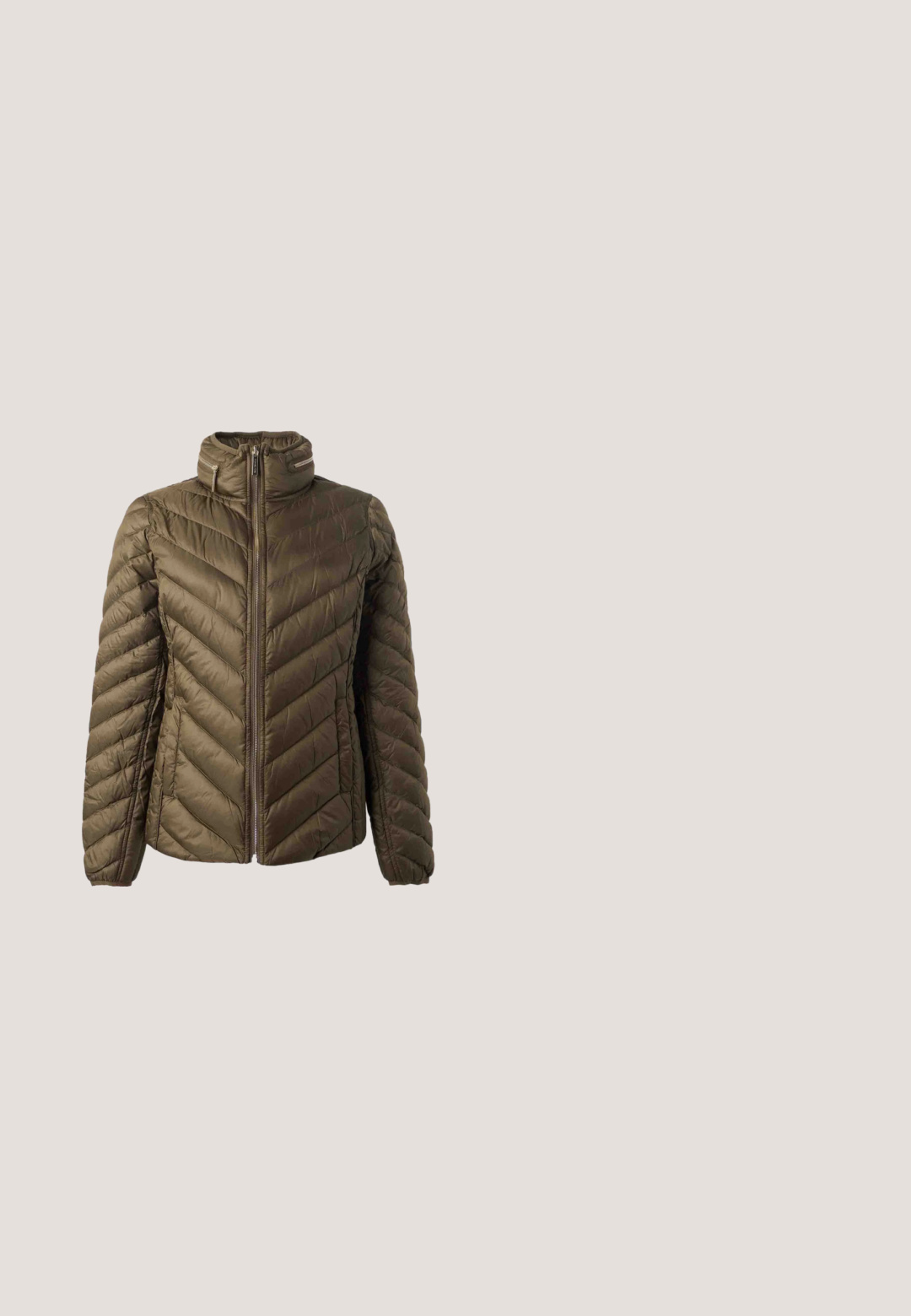 Olivengrøn quiltet dunjakke med høj krave, fuld lynlås foran og diagonale syninger på ærmer og krop.; Olivengrøn T-shirt med korte ærmer med små spredte nitter og "MICHAEL KORS"-logo trykt i metalliske bogstaver på brystet.; Mørkeblå denimjeans med lige ben, fem lommer og metalknaplukning foran. Glat tekstur, ingen synlige mønstre.; Brun sneaker med et mønstret stofoverdel, læderdetaljer og en hvid mellemsål. Har runde snørrebånd og en tekstureret gummi ydersål.; Tanfarvet Michael Kors skuldertaske i læder med lynlås, sort kant og aftagelig rem med logohængsmykke.; Guldtonede, teksturerede hoop øreringe i en organisk form med en subtil glans og en sikker post-back lukning.