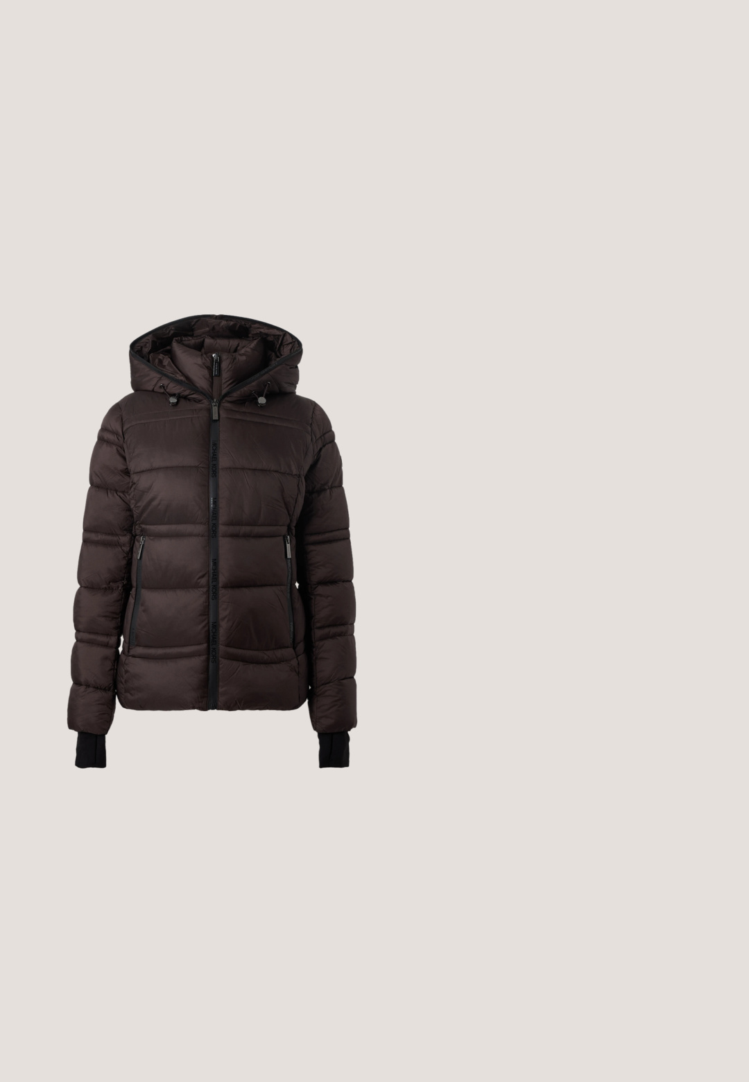Veste d'hiver matelassée noire avec capuche, fermeture éclair frontale, poches latérales zippées et poignets côtelés allongés pour plus de chaleur.; Chemise marron à manches longues avec col rond et "ARMANI EXCHANGE" imprimé en grandes lettres beige en contour sur la poitrine.; Jean en denim dans un lavage bleu foncé. Design à jambe droite avec une finition à cinq poches, fermeture par bouton à l'avant et détails de couture contrastés.; Sneaker à semelle épaisse en beige et marron foncé avec des accents en daim, lacets blancs et un petit charme MK doré sur le côté.; Sac bandoulière en cuir kaki avec finition texturée, fermeture à rabat, logo argenté et sangle réglable. Forme rectangulaire compacte.; Bracelet jonc en argent avec bandes superposées, accents strass et petits détails décoratifs ronds, présenté sur fond blanc uni.