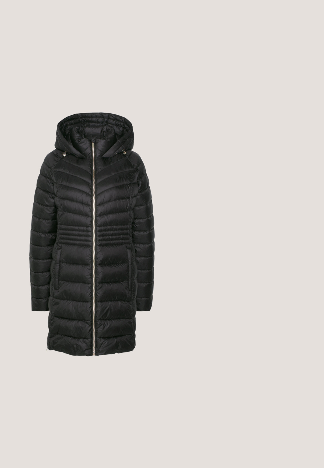 Sort dunjakke med hætte, med quiltet design, frontlynlås og sidelommer. Glat tekstur med metalliske detaljer på lynlåsen.; Bourgognefarvet trøje med lange ærmer, rund hals, ribstrikkede manchetter og kant, lavet af blødt strikmateriale. Har en lille logodetalje nederst.; Sort slim-fit jeans med to frontlommer, bæltestropper og dobbelt knaplukning, præsenteret på en ensfarvet hvid baggrund.; Sort læder ankelstøvle med spids snude og lav kittenhæl på ensartet lysegrå baggrund.; Sort lædertaske med to håndtag og en gylden rektangulær spænde med et lille hestelogo.; Sølvfarvede studs øreringe med et snoet knudedesign, en poleret finish og gennemsigtige bagsider.