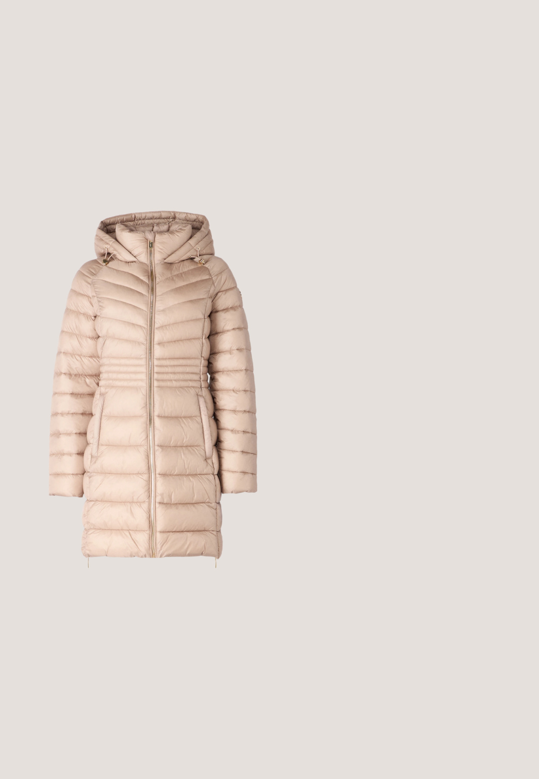 MICHAEL Michael Kors LINE PACKABLE - Wintermantel - champagne; Lichtroze T-shirt met korte mouwen, met een klein, subtiel A|X-logo gecentreerd op de borst, ronde hals en een eenvoudig ontwerp.; Klassieke blauwe denim jeans met een rechte pijp, ontworpen met een middelhoge taille, voorzakken en oranje stiksels.; Witte lage sneaker met gouden accenten op hiel en tong, witte veters, gestructureerde zijpanelen en "Michael Kors"-branding nabij de zool.; Witte leren crossbodytas met gouden hardware en verstelbare riem, voorzien van subtiel merklogo op het voorvak.; Goudkleurige oorbellen met ronde ringen binnen grotere vierkante frames met kleine ingebedde kristallen aan de onderkant van de vierkanten.