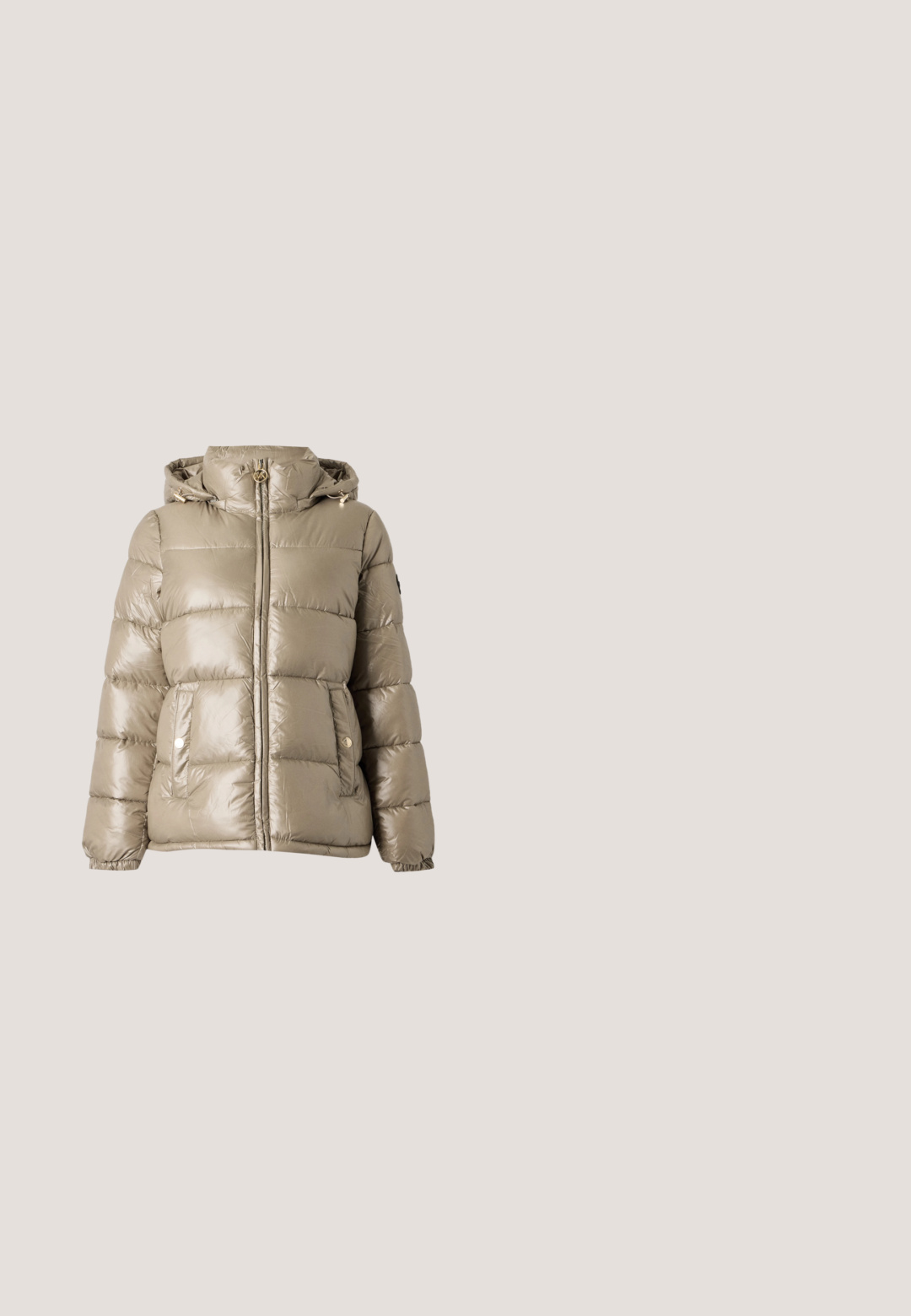 Veste d'hiver matelassée de couleur taupe avec fermeture éclair à l'avant, capuche avec cordons, deux poches latérales à boutons-pression et poignets élastiques.; Pull en maille noir avec un motif en losange, manches longues, col rond et poignets et ourlet côtelés. Fabriqué en matériau doux et texturé.; T-shirt blanc à manches courtes avec le logo noir "EA7 Emporio Armani" centré sur la poitrine sur un fond neutre.; Jean slim fit en denim bleu clair avec détails délavés, fermeture à boutons devant et style cinq poches, présenté sur un fond uni.; Baskets marron avec une tige en tissu à motifs, des accents en cuir et une semelle intermédiaire blanche. Elles présentent des lacets ronds et une semelle extérieure en caoutchouc texturé.; Sac bandoulière Michael Kors en cuir camel avec une fermeture éclair, des bords noirs et une bandoulière amovible avec un pendentif logo.